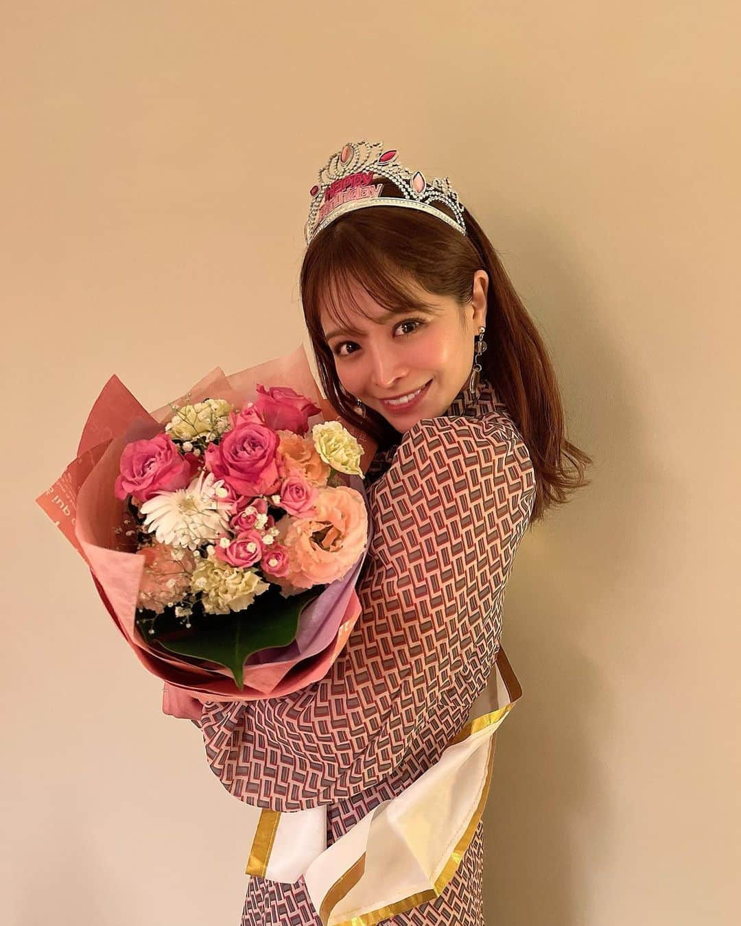 春菜めぐみさんのインスタグラム写真 - (春菜めぐみInstagram)「#birthdayweek !🎉💓 愉快な仲間たちとたらふく🎂を食べて幸せ〜❤️❤️❤️ ． ． いつもありがとう🥰🌹 写真見て思ったけど、 みんなかぶり物用意しすぎじゃない？？🤣👑笑 ． ． #happy #thanku #😘」10月11日 14時56分 - me_haruna.02