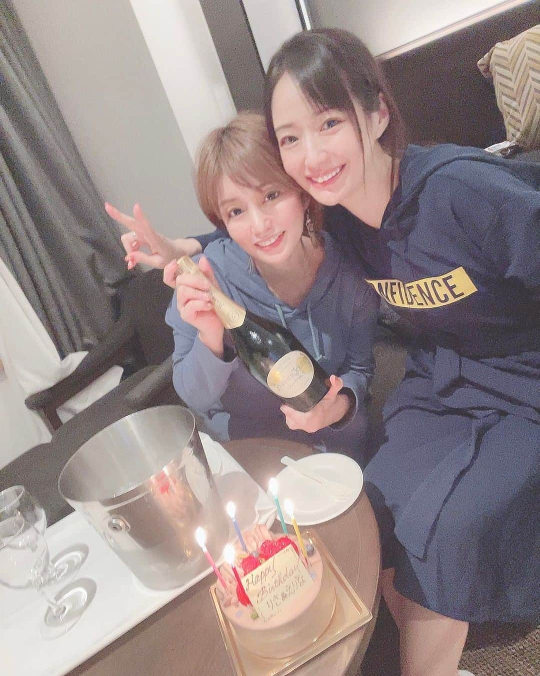 吉山りささんのインスタグラム写真 - (吉山りさInstagram)「🎂 えりちゃんに今年もサプライズやられた😍💕  2人のBirthday🎂👯‍♀️❣️  いつもありがとえりちゃん💕   #サプライズバースデー  #サプライズ   #丸いケーキ  #ケーキ #cake  #誕生日  #心友  #friends  #👯‍♀️    #ヘアメイク さんと #モデル の #女子旅  #タビジョ #吉山りさ #撮影  #撮影モデル   駅近で107へーベイ18万円のタワマンヤバい🏢💕✨ 住みたい（笑）」10月11日 10時32分 - oreorerisa