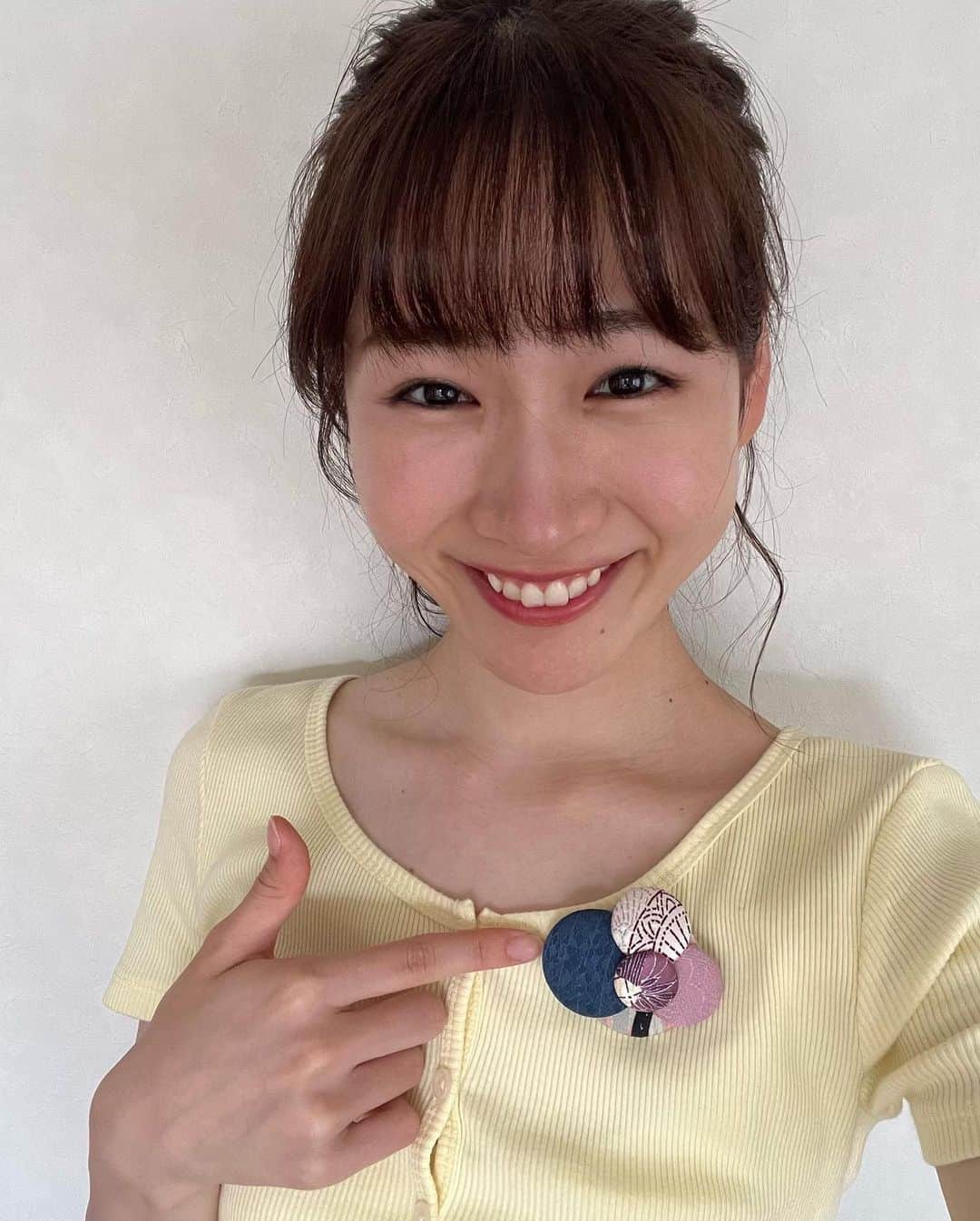フジテレビアナウンサーのインスタグラム：「岸本理沙です！ 思い出の詰まっている着物👘 そんな着物の端切れを使って、オシャレなアクセサリーに大変身！😳 今回は色んな柄を組み合わせて"ブローチ"を作ってみました✨ 不器用な私でも簡単に楽しく作ることができました😆  #体感サステナWAVE #フジテレビアナウンサー #岸本理沙 #着物 #端切れ #ブローチ #アクセサリー #楽しくアクションSDGs」