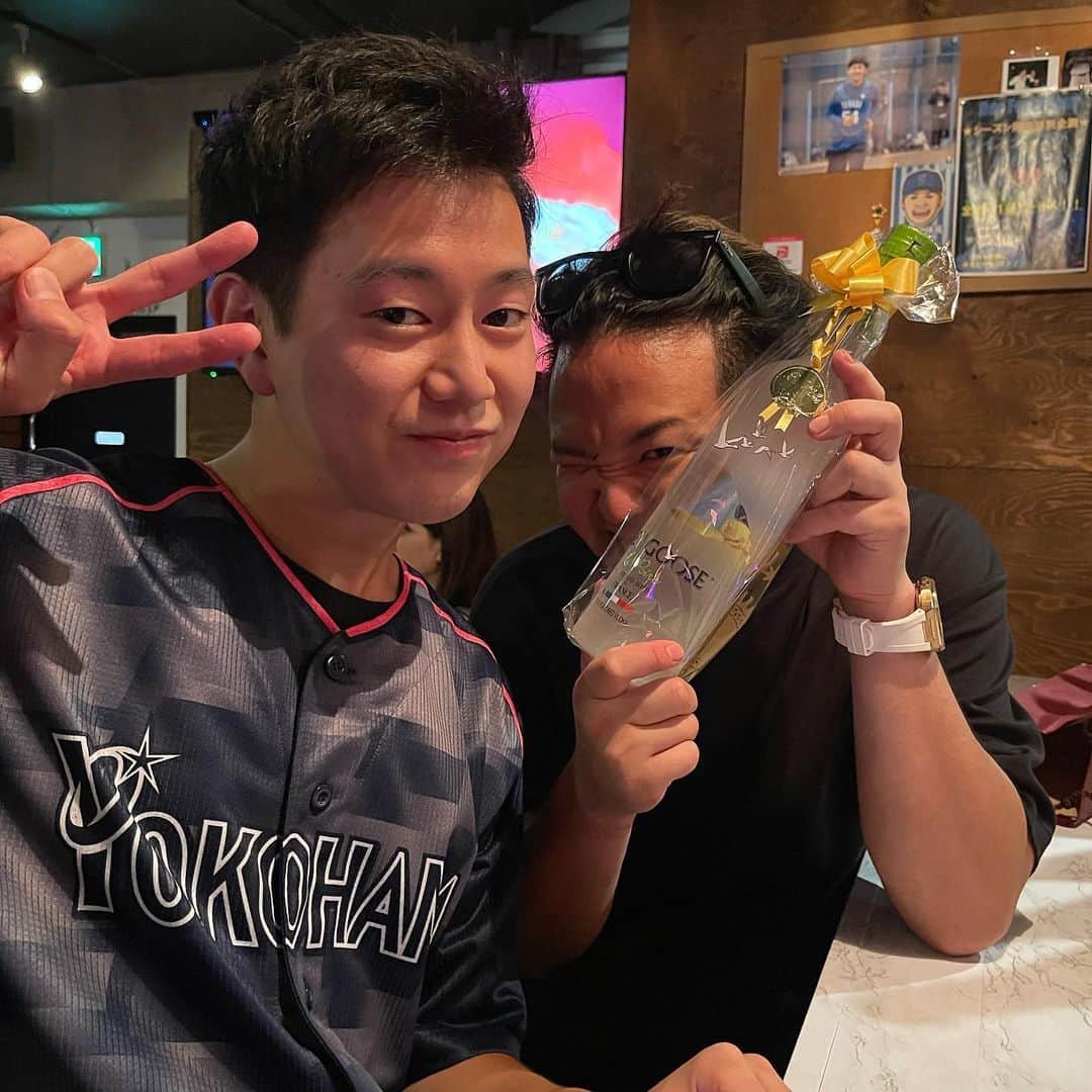 渡邊雄貴さんのインスタグラム写真 - (渡邊雄貴Instagram)「【３周年ありがとう】     @barfortyfour44  ３周年ありがとうございました🙇‍♂️☀️ 　 本当に感謝です🙇‍♂️ 　 いっぱい飲ませもらいました🤣 　 いつもお世話になってる方々がお祝いに来てくれて、久々に来てくれた方もいて、常連さんも来てくれて、いい出会いと最高のスタッフに恵まれてると思います🥹 　 そしてもっとお客さん同士が仲良くなっていい出会いの場になればいいなと思ってます👍 　 　 そしてまだお祝い出来てないよって方はスタッフ一同まだお待ちしてます🫡 　 　 本当にありがとうございました🙇‍♂️ 　 いつも頑張ってくれてる @merci_chocolate_g  @har.uka44  @o44to_  たまに頑張る @gold.island.5  ありがとう🙇‍♂️ 　  また今日から営業再開です‼️ 　 @yakitori.miyako  👆は明日から営業で20:30から貸切になります🙇‍♂️ 　  #BARfortyfour　 #３周年 #ありがとう #感謝 #４年目」10月11日 10時48分 - nabeyu44