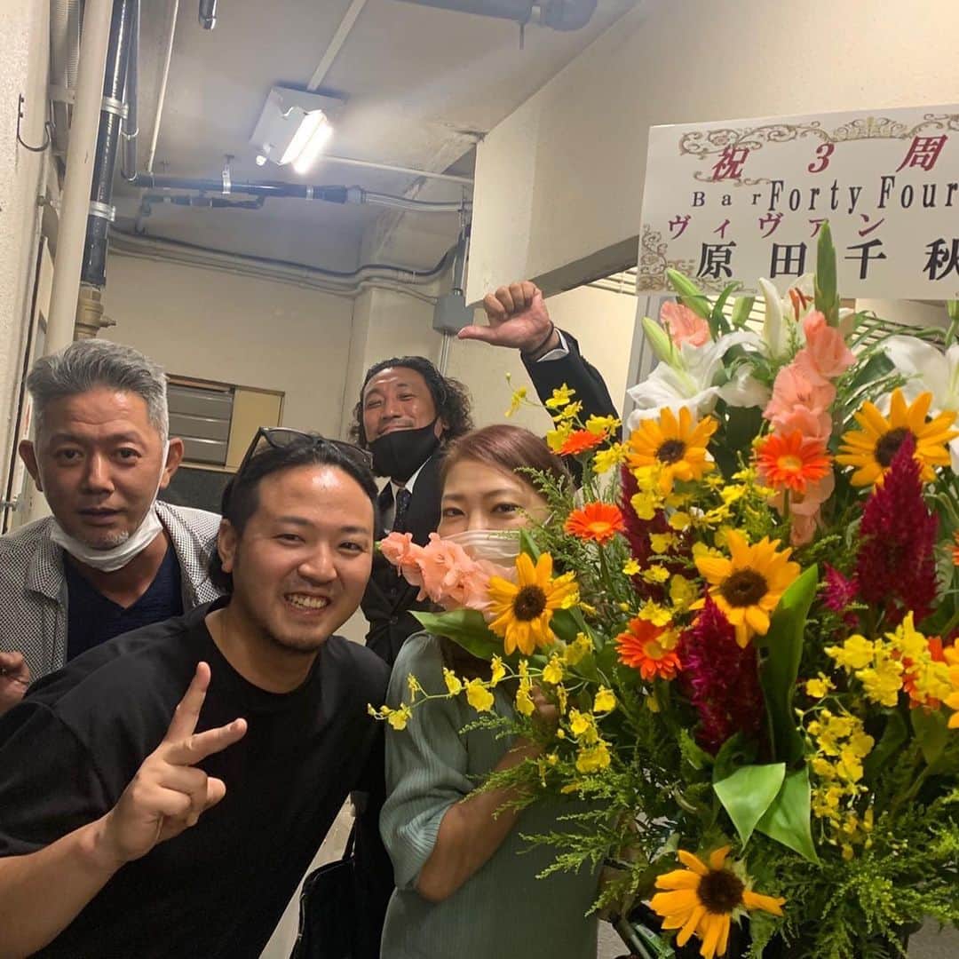 渡邊雄貴さんのインスタグラム写真 - (渡邊雄貴Instagram)「【３周年ありがとう】     @barfortyfour44  ３周年ありがとうございました🙇‍♂️☀️ 　 本当に感謝です🙇‍♂️ 　 いっぱい飲ませもらいました🤣 　 いつもお世話になってる方々がお祝いに来てくれて、久々に来てくれた方もいて、常連さんも来てくれて、いい出会いと最高のスタッフに恵まれてると思います🥹 　 そしてもっとお客さん同士が仲良くなっていい出会いの場になればいいなと思ってます👍 　 　 そしてまだお祝い出来てないよって方はスタッフ一同まだお待ちしてます🫡 　 　 本当にありがとうございました🙇‍♂️ 　 いつも頑張ってくれてる @merci_chocolate_g  @har.uka44  @o44to_  たまに頑張る @gold.island.5  ありがとう🙇‍♂️ 　  また今日から営業再開です‼️ 　 @yakitori.miyako  👆は明日から営業で20:30から貸切になります🙇‍♂️ 　  #BARfortyfour　 #３周年 #ありがとう #感謝 #４年目」10月11日 10時48分 - nabeyu44