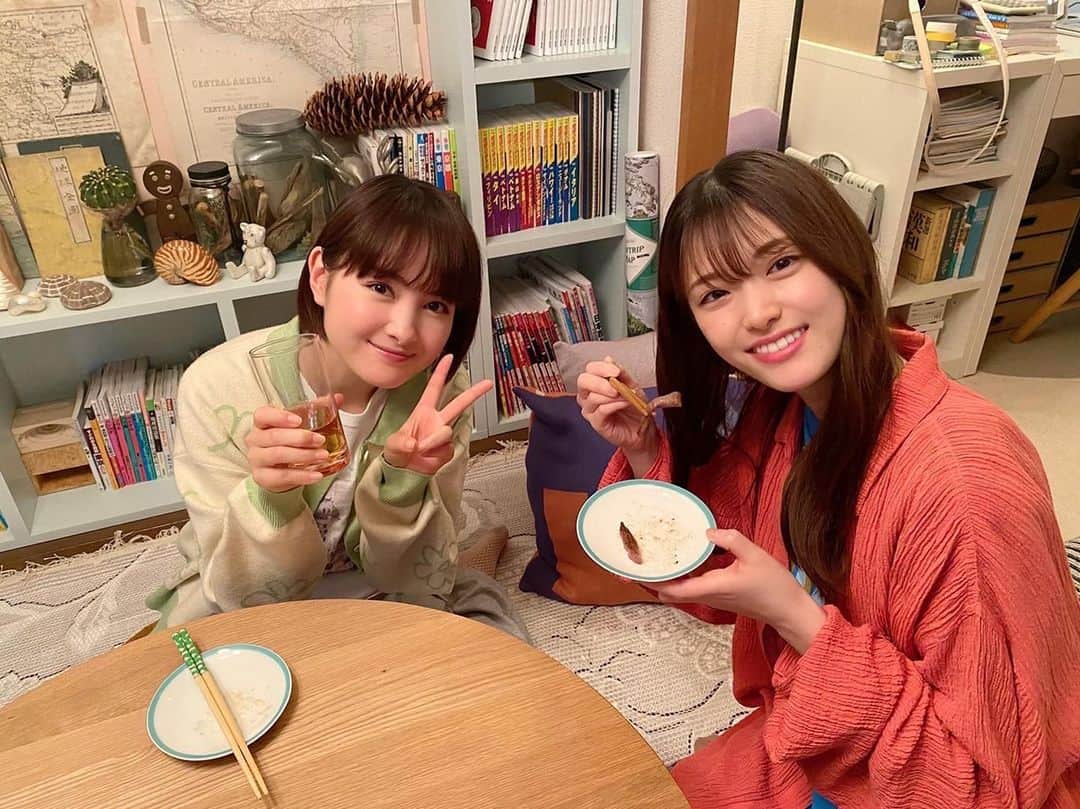 葵わかなのインスタグラム：「Amazon original ドラマ 「結婚するって、本当ですか？」  https://www.amazon.co.jp/dp/B0B8N6TGQM/  楽しんでもらえてますか？✨ ぜひぜひ感想もお待ちしてます☺️  写真は、なお役の#松村沙友理　ちゃんとの晩酌シーンです。 お酒が強いキャラクターって初めてでした笑 酔ったシーンとかもあまり撮ったことなくて、酔っぱらい歩き？って考えると難しい！ってなりました。お酒飲んでる時そんなこと考えないもんね〜😂今度研究してみようっと。  さゆりんごちゃんは、かわいくて面白くて大好きです✨ 一緒に撮影できてとっても楽しかった！  #結婚するって本当ですか」
