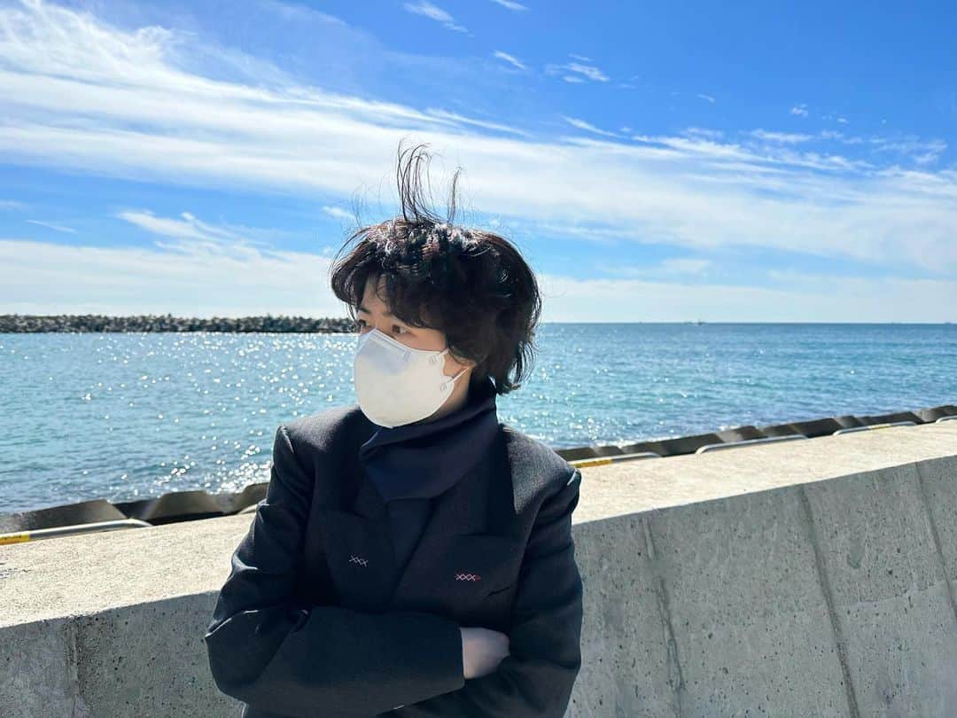 シム・ウンギョンのインスタグラム：「저 폰은 바다에 버려요. 깊은데 빠뜨려서 아무도 못찾게 해요..  서래씨!! (바다만 보면 헤어질결심 생각)  #부산앞바다」