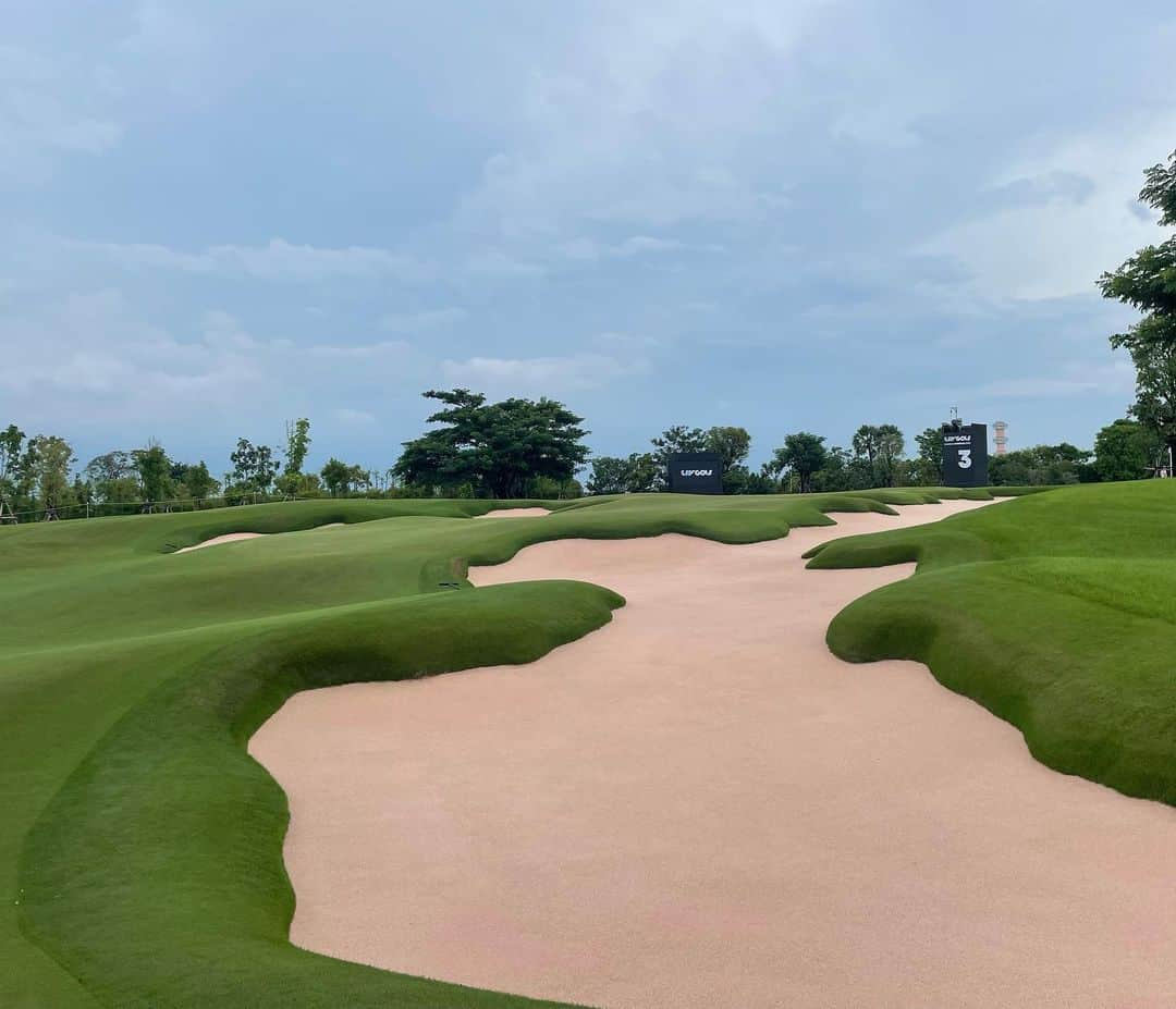 マーク・リーシュマンさんのインスタグラム写真 - (マーク・リーシュマンInstagram)「@livgolfinv Bangkok in the books, was a great week on and off the course. Stonehill is the best conditioned course I’ve ever played! Congrats to Darren and his staff!! The pic of grass is on a tee… not a green 😳」10月11日 11時44分 - marcleish