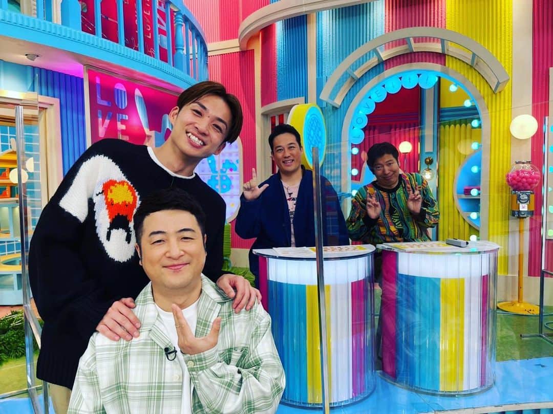 のインスタグラム：「朝からこの番組でやった事といえば、風船で遊んで、椅子で笑っただけ、あとは泥水原さんが何とか踏ん張ってくれたという按配でした。 朝から最高にスマイル！ハッピッピ！  #ラストの一行全然面白くない #朝からスマイル！とかやめて欲しい #ハッピッピが特にダメ　#ラヴィット #楽しかったのは事実」