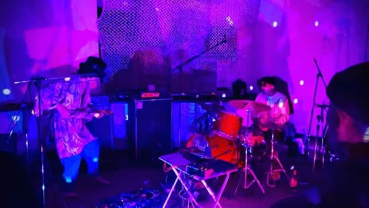 タニザワトモフミのインスタグラム：「PEACE CAMP 2022🌏 ご来場の皆さま、スタッフの皆さま、出店、出演の皆さま。 愉しいひとときをありがとうございました！🙏  初日夜は久しぶりの「谷に咲くマンボウ」。 僕( @tanizaworld )とスーパードラマー佐久麻誠一( @skm1202 )ふたりの即興バンド。 いつやっても「音楽って楽しい」的感情が心の奥から湧き起こって幸せになる谷に咲くマンボウ。 胸の奥がスカッとした〜。 さくちゃんサンキュー！最高だったよ！ またやろう🤘  2日目夜の実験音楽デュオ「飛騨音響派」( @hida_onkyo_ha )についてはまた次の投稿で🍻  video by @chako_demus 🙏  #谷に咲くマンボウ #skm #佐久麻誠一 #谷澤智文 #tanizaworld #tomofumitanizawa #peacecamp2022」