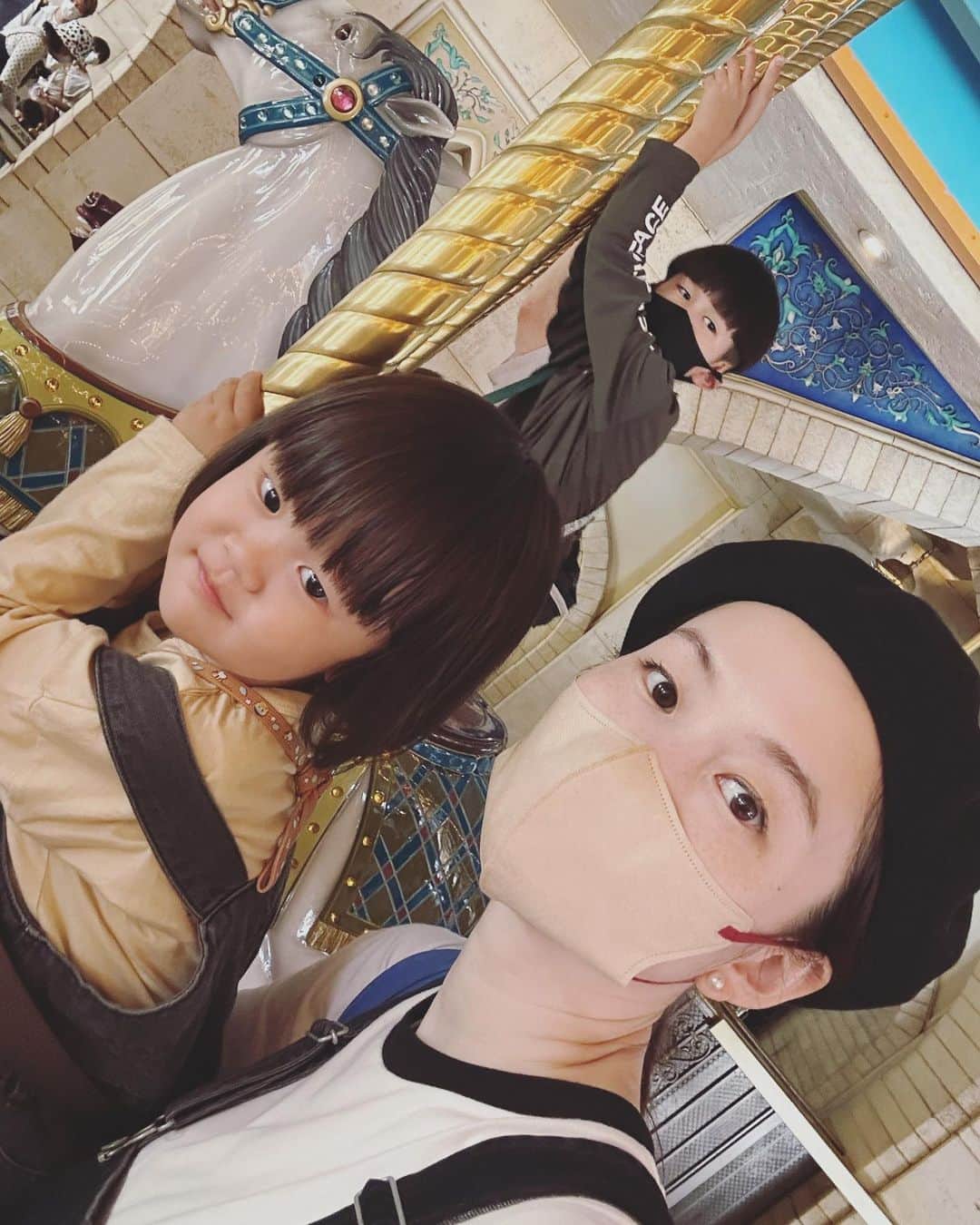 高見まなみのインスタグラム：「初のワンオペディズニーシー🌎 さすが夢の国、最高でした❤️‍🔥  長男は今までよりもさらに楽しんでいて、まだまだピュアにいろいろと信じていて、おもしろい。海底2万マイルでは、本当に海の中だと思って、無事に到着できるのかすごく怖がっていた😂 次男は1人でメリーゴーランドの馬に乗れたことがうれしかったそう。なんとも平和。 ワンオペディズニーに行けたらもうどこにでも行けそうな気がする🥰  #ディズニーシー」