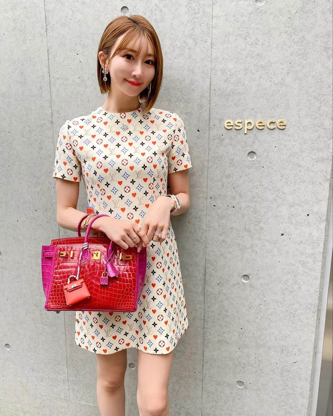 のインスタグラム：「・ ・ ・ Openしたばかりに伺った especeさん ・ スガラボにいらした方の 招待制非公開レストラン🍷  なんとビル一棟全てが レストラン、BAR.ワインセラー 屋上テラスBARとなっているんです😱 ・ 空間も豪華で素敵でしたが お料理も美味しかったです☺️ ・」