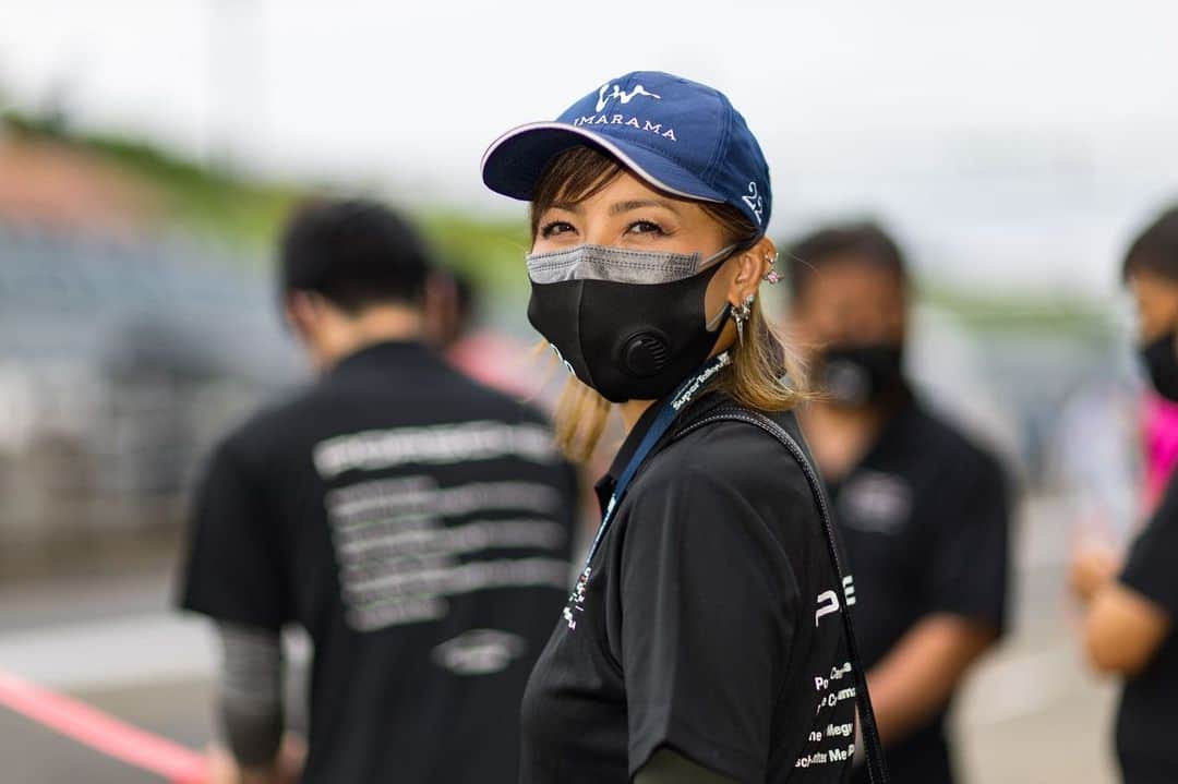 真矢のインスタグラム：「・ ・ S耐レース後にしか投稿しなくなってるのに、  我がチームが今週末のS耐へ欠場することが決まり、  もはや放置プレイ過ぎると思ったので無理やり更新😅  S耐は今シーズン1戦増えたので、本来ならこの岡山で終了なんですが、来月末の鈴鹿が最終戦🏁  私のサーキット稼働は残り、今月末のTCRJ鈴鹿と、来月末のS耐鈴鹿のみ。  どっちも鈴鹿🦌  ついでに帰省して帰ろっと🚗  ✴︎ ✴︎ #久しぶりの投稿  #ストーリー派になってきた  #sns離れ  #元気でやってます」