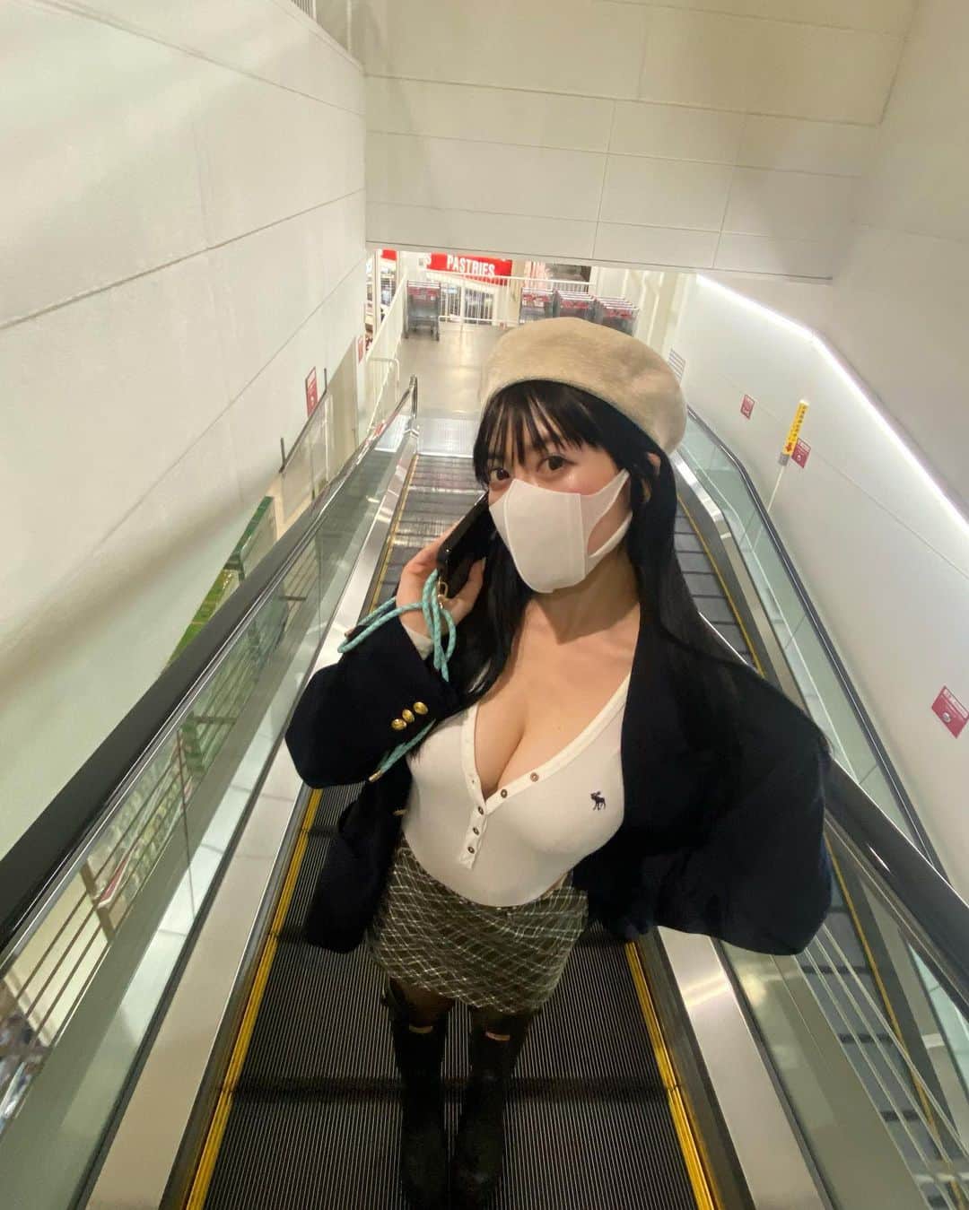 柚月瀬那のインスタグラム：「携帯ケース可愛くて存分に自慢してる図 @casetify_jp @casetify  雨の日は基本　@hunterboots のレインブーツです☔️」