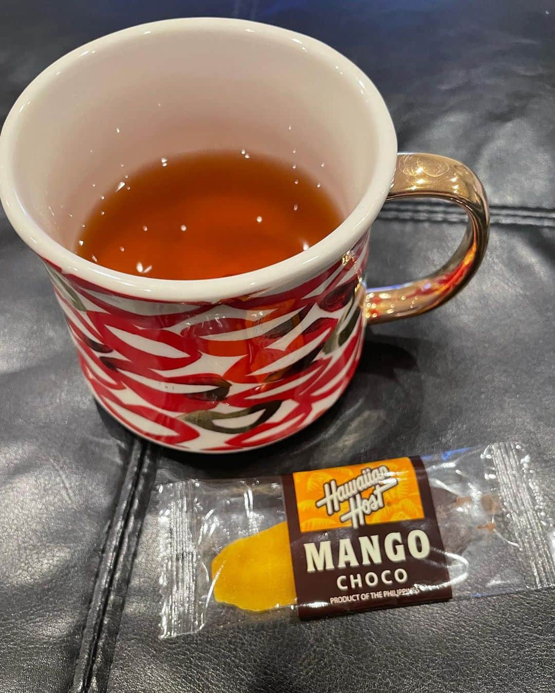 小川菜摘のインスタグラム：「紅茶とマンゴーチョコ🍫🥭ヤバい😍❤️ #マンゴーチョコ」