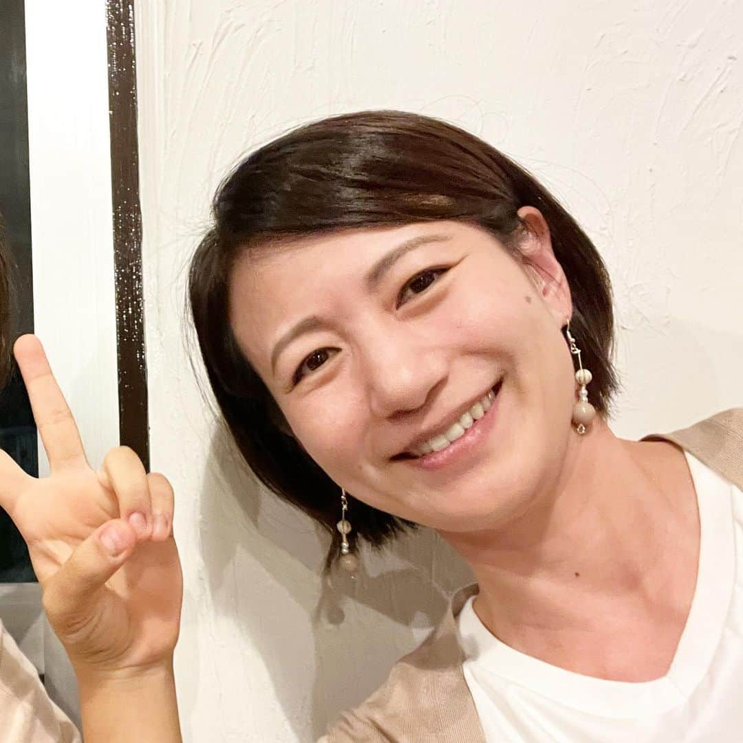 馬場典子さんのインスタグラム写真 - (馬場典子Instagram)「友だちのお子さんが、かわいいピアスを作って、プレゼントしてくれました✨ 顔は出せないので手だけ。 しかも作ってくれた子のお姉さんの手（笑）  #馬場典子 #ばばちゃんネル」10月11日 23時03分 - baba_channel