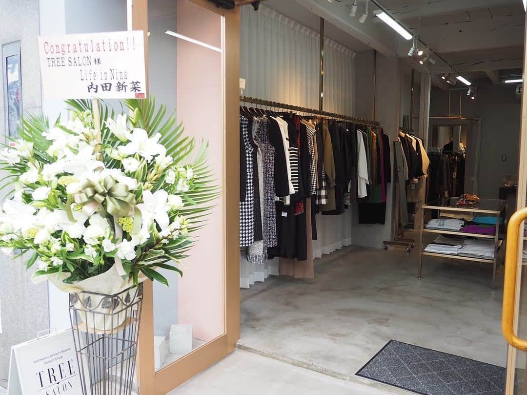 内田新菜のインスタグラム：「私の地元佐賀に、 セレクトショップ「TREE SALON」さん @tree_salon1012 が 明日、10月12日グランドオープンします。 （写真は10日がプレオープンだった為お写真を頂きました📸💐）  Life In Ninaはネットショップonlyでこれまで販売してきましたが、この数年、有難いことに全国沢山のセレクトショップ様からお取引のお話を頂いておりましたが、中々いいお返事が出来ずにいました。  ですがこの度、大切な地元佐賀の「TREE SALON」さんにLife In Ninaの商品を一部卸させて頂くことになりました👏✨✨  これを皮切りに全国への卸しの方も少しずつ機能していければ…と思っています❤️‍🔥  なぜ、今までしてこなかった卸しを私が始めようと思ったのか。  それはこの「TREE SALON」さんのメインとなる販売員さんが、私のお母さんの元でファッションや販売を何十年も学んできた愛弟子みたいな方だから。  もちろん私との関係性も深く、母が亡くなってから本当に色んなことがあったけど、ずっと私を信じて側で支えてくれた人。だからです。  私を育ててくれた地元佐賀の、セレクトショップに初卸しが出来たこと。本当に嬉しく思っております😊  佐賀近郊の方は、是非ショップに遊びに行ってみて下さいね🥰  Life In Nina以外にもインポート、国内ブランド、沢山セレクトされています✨✨  そしてオープンの明日は私のお母さんの命日。 このタイミングに合わせて動いてもらえたこと、とても幸せに思います😊ありがとう😊  場所は佐賀駅から徒歩15分程の場所でポールスミスの隣です🤝  この度はオープンおめでとうございます💐🎉  〒佐賀市唐人1-2-18 ☎︎0952267800」