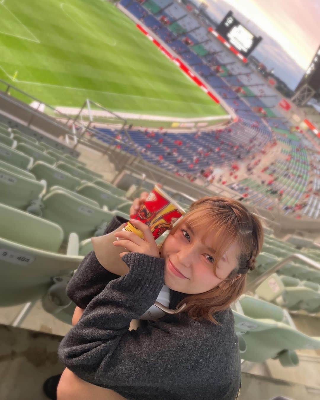 葵なつみのインスタグラム：「初サッカー観戦⚽️  スポーツ観戦好きかも⚽️⛹️‍♀️  バレー、バスケ🏀とかも見たい🥺💗  お笑いも見たい👀  #サッカー観戦」