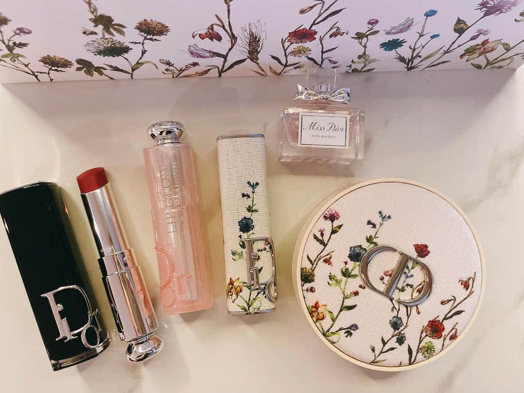 都美のインスタグラム：「可愛い🥹🫰🏻🤍🌹 2枚目は冬の必需品✨  ズボラな私でも足の浮腫みが常に辛すぎて、CLARINSのアンティ・オーのオイルが欠かせない、、  アイクリームはラスベガスで店員さんにオススメされて買った👁💗  アルビオンのフローラドリップはしっとりもちっとするのに全くべたつかなくて好き🥹💗 寝起きの肌もしっとりなのにサラってしてて凄いの👏  #Dior #ミレフィオリコレクション #MILLEFIORI  #ALBION #フローラドリップ  #CLARINS #ボディオイル #アルティオー #totaleyelift」