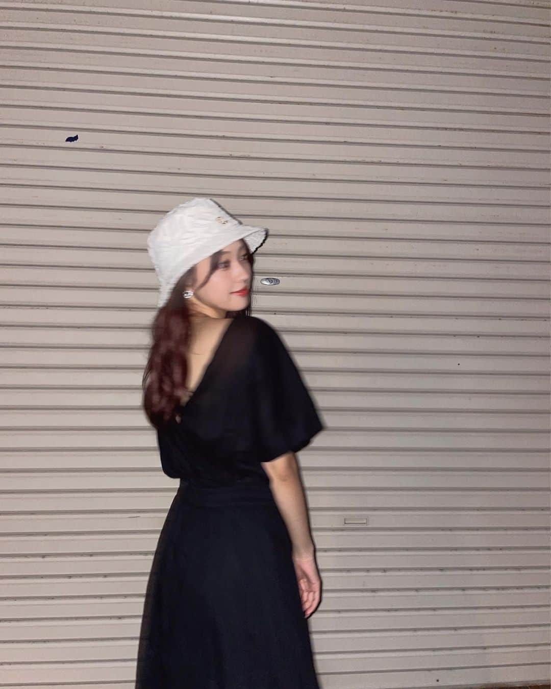 のインスタグラム：「🖤🤍🤍🖤🤍 今年最後の半袖です、さ、さむい」