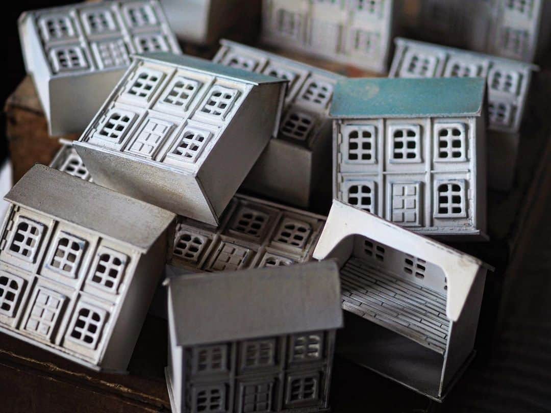 kiyomiさんのインスタグラム写真 - (kiyomiInstagram)「❤︎ ・ original handmade miniature  doolhouse .  アンケートにご協力ありがとうございました🙇‍♂️ 小さなドールハウスが完成しました。  票数が多かった 水色屋根＆ホワイト アイボリー より多めに作りました。  来週こちらで販売できたらと 思います😊 明日から小物製作に入ります♪  引き続きよろしくお願いします。 ・  ・  ・  ・  ・  #ミニチュア#miniature#dollhouse #Frenchinterior #ブロカント #antique#Frenchstyle #シャビーシック#bear #antique  #Frenchdecor#brocante #アンティーク風#brocantestyle#shabby #cute#ドールハウス #antique  #Frenchdecor#brocante #アンティーク風#brocantestyle#shabby #shabbychic #shabbychicdecor#armoire  #chair  #Frenchtable #table #おもちゃ  #bed #Frenchbed」10月11日 16時05分 - chiisanashiawase2015