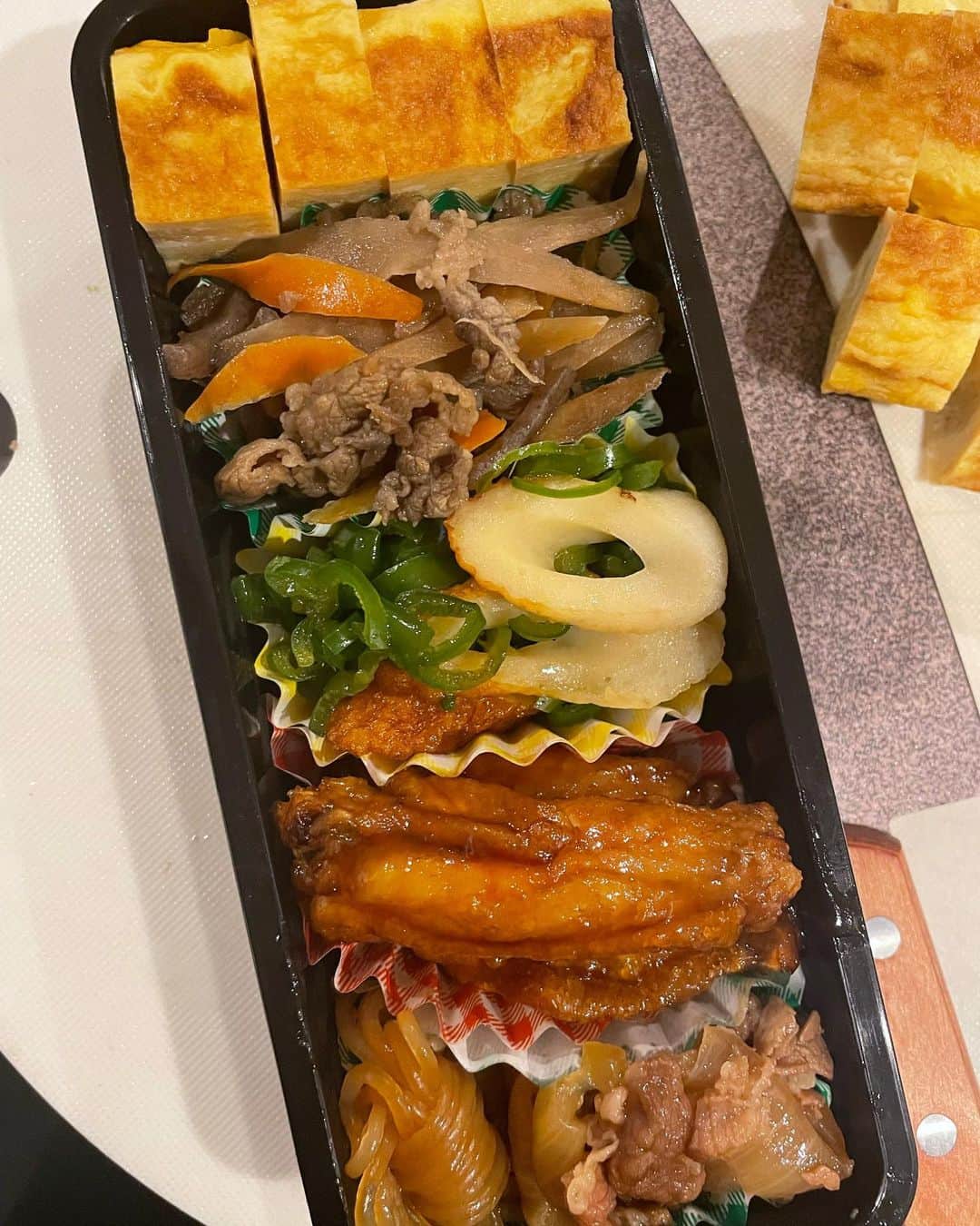 ギャル曽根のインスタグラム：「息子のお弁当。 #リクエストは玉子焼き。 #唐揚げは娘のリクエスト。 #赤色入れたらよかったな、、、」