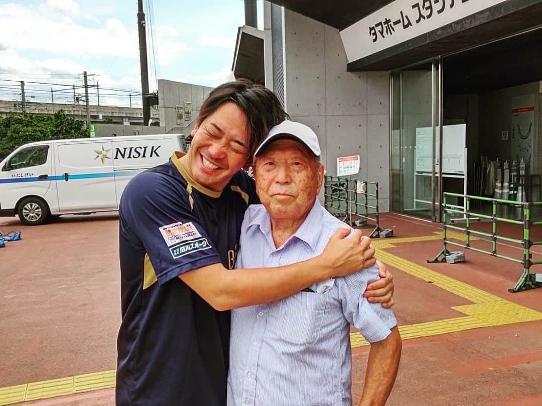 高野圭佑さんのインスタグラム写真 - (高野圭佑Instagram)「筑後でホークスと試合させて頂きました  福岡の爺ちゃん観に来てくれたー！ かなり久しぶりに会えました  足が少し悪いじいちゃんやけど。  足の状態も良くなって、球場の階段も上がれてたし元気そうで嬉しかったー♫  野球してるところ観せる事が出来て 本当に良かった!!  今年、独立リーグで野球がやれた事。  色んな人のおかげがあって 僕は2022年野球をプレー出来ました。  その最後の試合でこうして 爺ちゃんに良い姿を （運よく三者連続三振♫） 見せられて良かったです  本当に色々勉強になった1年でした。  栃木のファンのみんなもありがとうね！ 大好きです！  野球って素敵やな❤️  また！  #高野圭佑 #栃木ゴールデンブレーブス #福岡ソフトバンクホークス」10月11日 16時49分 - keisuke_takano58