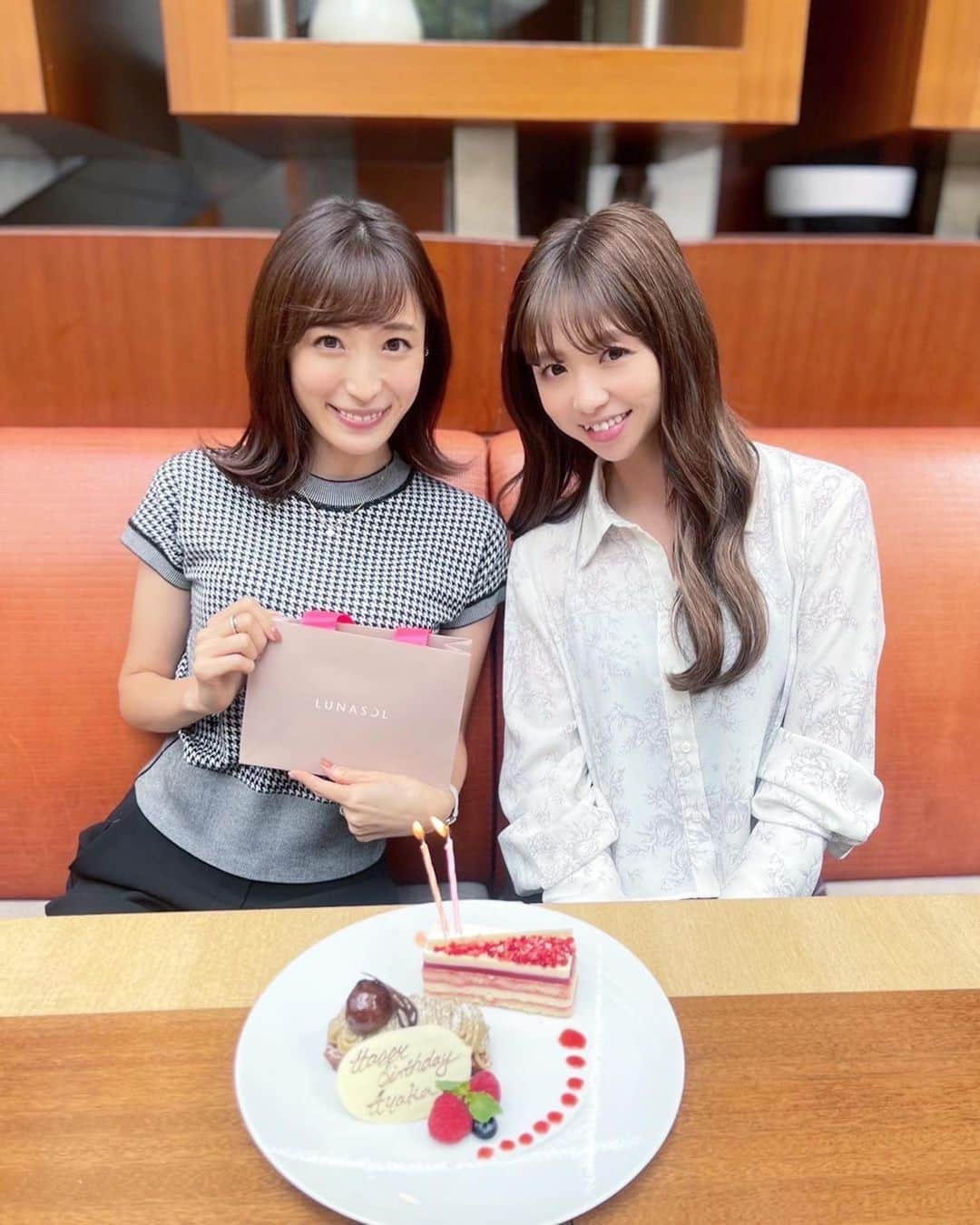 小林真由のインスタグラム：「綾夏のバースデーランチ♥︎ ⁡ 20回目のお祝いかな..？ 中高生の頃は蒸しパンにポッキーさしてきゃーきゃー言ってたり😂、大学に入ってからは毎回新しいカフェを探してお祝いしてたね🧁本当に良い思い出🫰🏻 ⁡ これからも何でも話して一緒に成長していこう🫶🏻✨おめでとう❤️❤️ ⁡ ⁡ ⁡ 明日から @naturali_jewelry 伊勢丹popup. 沢山の人に、手にとってもらえますように..💍 ⁡ ⁡ #ファッション #コーデ #ママコーデ #女の子ママ #男の子ママ #ママライフ #コーディネート #３歳 #２歳 #ベビー #二人育児 #ナチュラリジュエリ」