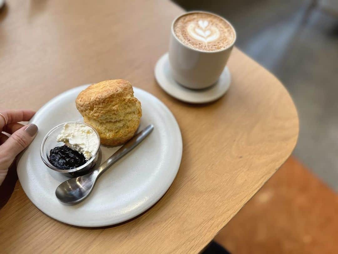 伊藤舞さんのインスタグラム写真 - (伊藤舞Instagram)「💙 大好きな組み合わせ…♡ . . #bluebottlecoffee  #cafetime☕️」10月11日 17時46分 - maiito_fbs