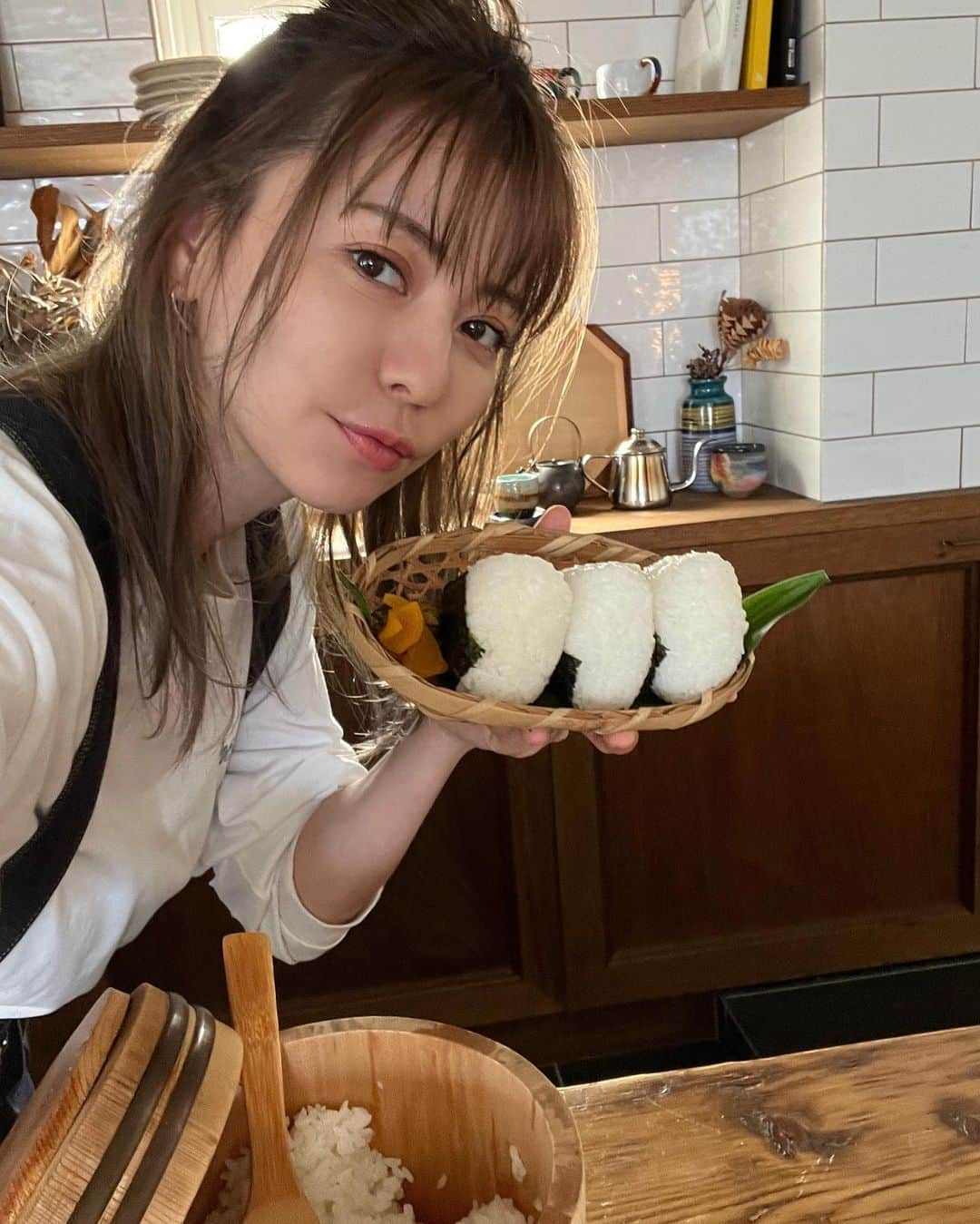 香里奈のインスタグラム：「日本のsoul foodである、 おにぎりの写真を #onigiriaction  をつけてSNSにupすると、  協賛企業により アフリカ・アジアの子供たちに給食をプレゼントする取り組みがあります🍙  @tablefor2_official   ※写真１枚につき 給食5食分に相当する寄付 (¥100)🍙  ↓↓↓  #国連 が制定した #10月16日 は #世界食料デー  この記念日にちなんで、 今年で８回目の開催となる #おにぎりアクション というソーシャルアクションがあるんです🍙    今年は 10/6(木)～11/6(日)の期間で開催中🍙  みなさまもぜひ！  ↓ SNSに写真upの際は #onigiriaction  を忘れずに🍙✨  #GINGER #gingermagazine  #今できること #おにぎり は #梅 がすき #🍙 #今日は暖かかったんだよ！ #karina #香里奈」