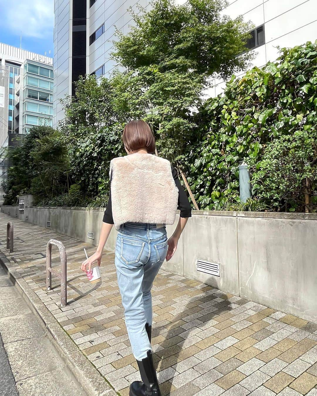 糸原美波さんのインスタグラム写真 - (糸原美波Instagram)「today's code 👖❤︎  新しいファーベストとサイドゴアブーツ 😎 どっちもこの秋ヘビロテしそうだ 👐🏻  knit @fray_id  best @eimyistoire_official  pants @stola.jp  boots @anuans.official  pierce @chanelofficial」10月11日 18時04分 - minami_itohara