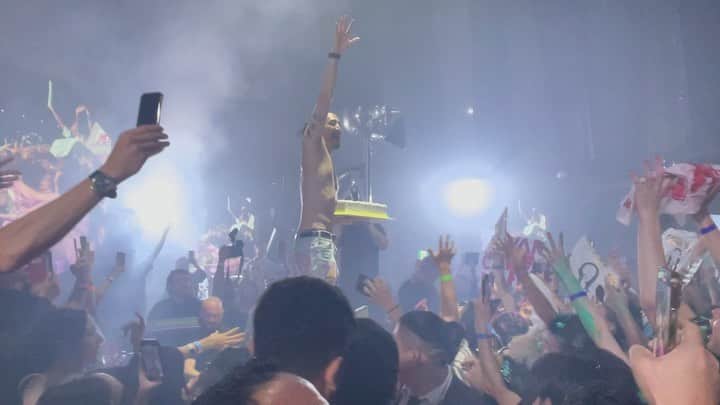 DJ DAIKI（若林大輝）のインスタグラム：「Steve Aoki😎 @steveaoki @raisetokyo  . ラスベガスぶりのSteve aoki‼️ 圧倒的なパフォーマンスでフロア爆盛り🔥  Cake face🎂友達がケーキ顔面に見事に命中笑 Steve aokiとフェス以来一緒にDJできて 刺激的で最高の夜でした . 一緒に盛り上がっていただいた皆様 ありがとうございました😊😊」