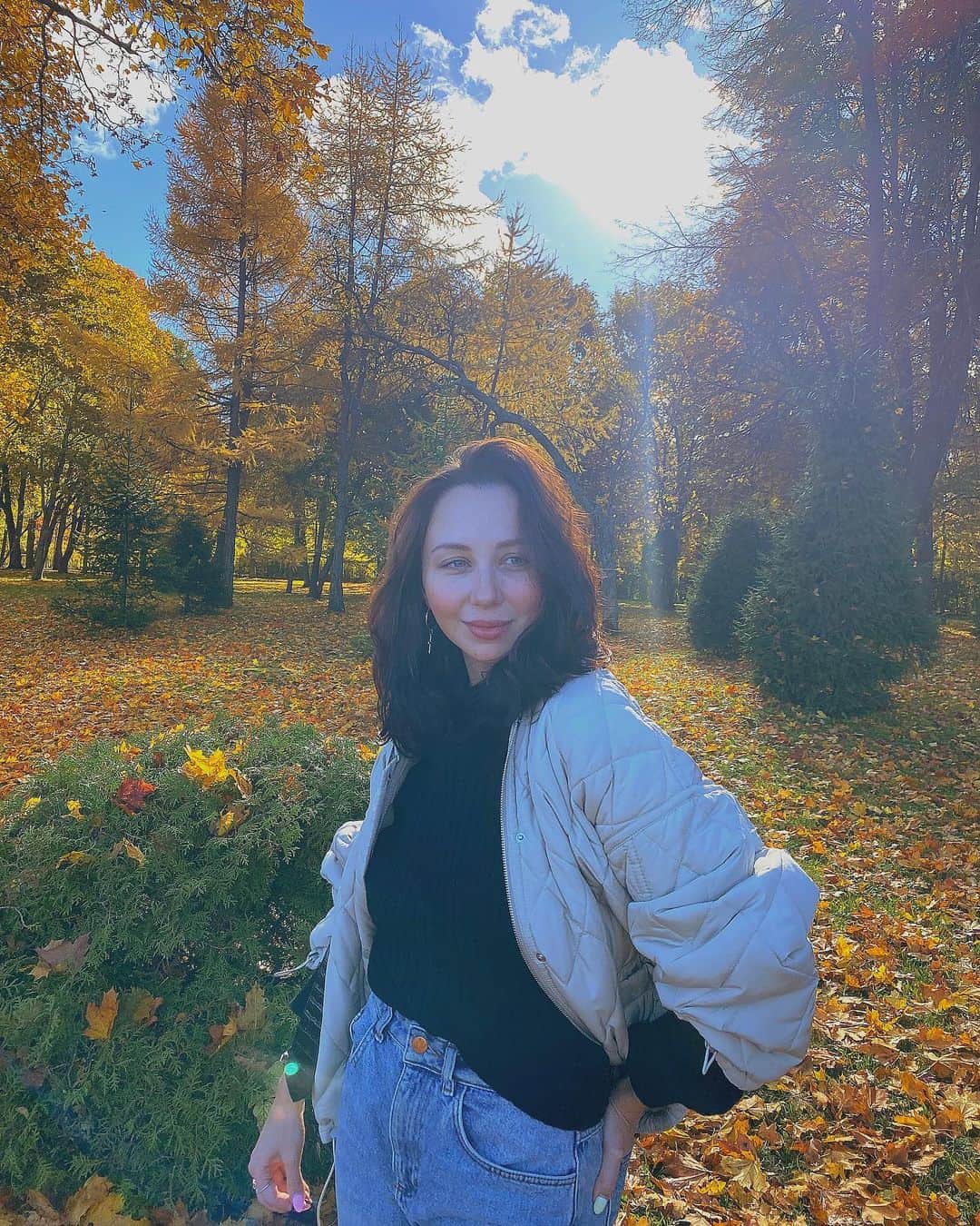 エリザベータ・トゥクタミシェワのインスタグラム：「Поймала золотую осень в Петергофе🍃  Фотограф : жэйня @evgeniiatuktamysheva 🌚」