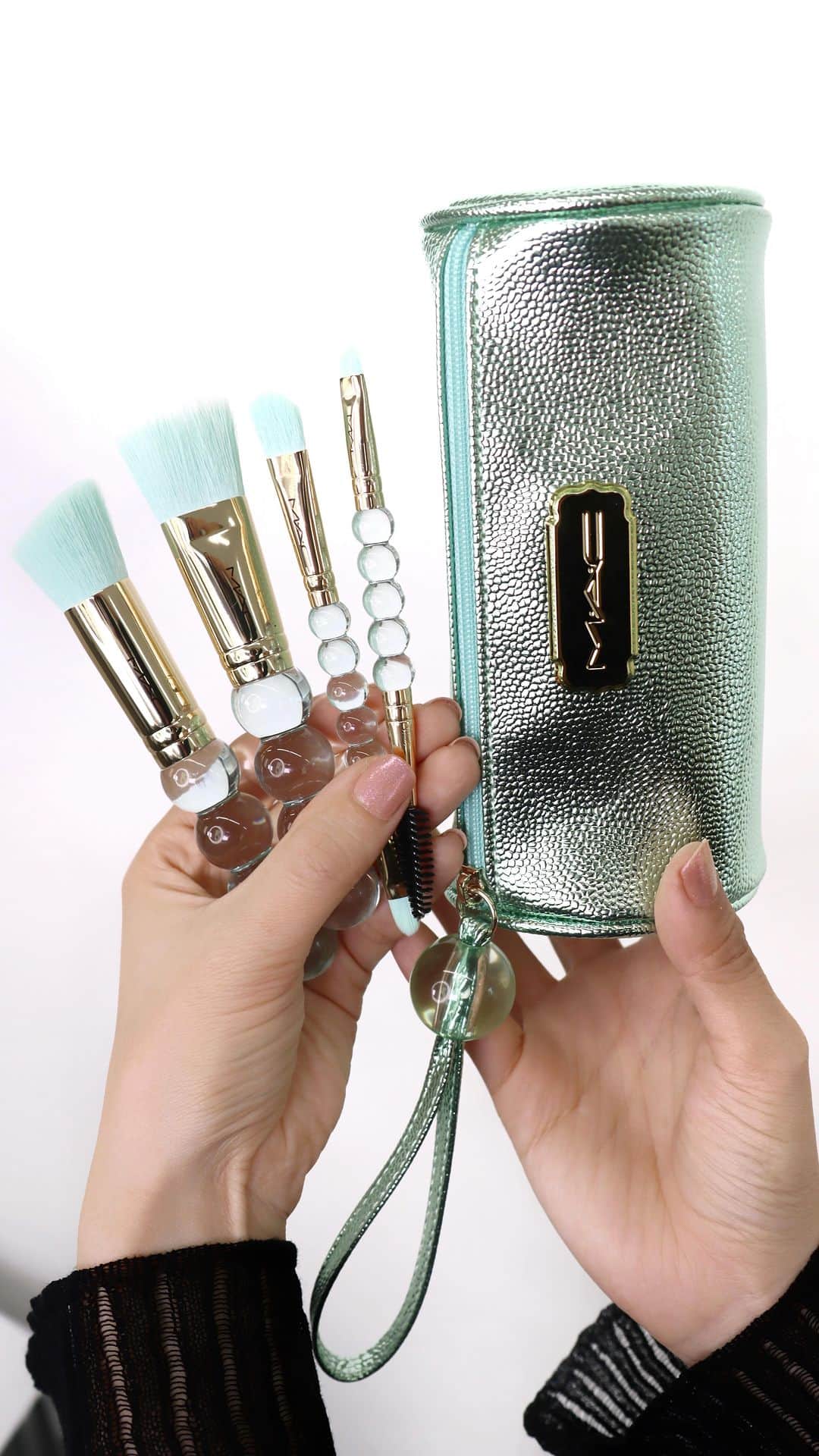M∙A∙C Cosmetics Japanのインスタグラム：「＼店頭予約まであと3日！／ #MACクリスマスコフレ2022  人気のブラシがホリデーらしい限定パッケージで登場✨ ベースメイクからアイメイクまで夢のホリデールックを叶える 4 つのブラシを備えたポータブルブラシセット。 バブルをイメージしたデザインも魅力的！🫧   🎀ブラシ ウィズ フェイト ブラシ エッセンシャル キット ・#455SES ラージ フラット トップ パウダー ブラシ ・#454SES デンス アングル フェイス ブラシ ・#518SES ダブルエンディッド エッセンシャル アイシャドウ ブラシ ・#511SES ダブルエンディッド ライン アンド グルーム ブラシ  2022/10/14(金) 全国店舗予約開始 2022/10/18(火) オンライン先行発売 2022/10/21(金) 全国発売 　 #MACBUBBLESANDBOWS #MACHOLIDAY #MACバブルズアンドボウ」