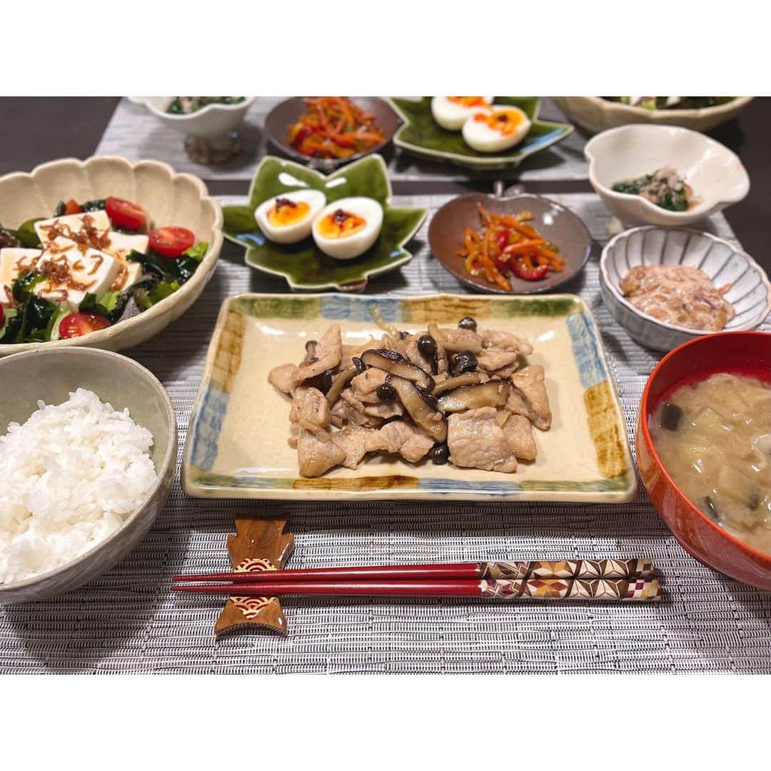 真野恵里菜さんのインスタグラム写真 - (真野恵里菜Instagram)「🍽 #いつかの夕飯 お肉がメインの日🍖 ・豚ロースときのこ炒め ・ちりめん山椒と豆腐の和風サラダ ・ゆで卵 食べるラー油乗せ ・パプリカと人参のきんぴら風 ・ほうれん草のお浸し ・梅納豆 ・白米 ・お味噌汁 . . お魚がメインの日🐟 ・へ鯛の塩焼き 茗荷添え ・ブロッコリーとトマト ・茄子の焼き浸し ・きのこの甘辛炒め ・タコと大根と人参の煮物 ・鶏肉とゴボウの炊き込みご飯 ・モロヘイヤスープ ・ゴールドキウイ . . いつもお世話になっている スペインに住む日本人農家さんからお野菜が届くと 料理のモチベがいつも以上にUPします🍽 日本の茄子や大根はやっぱり食べ慣れた味だからほっとする☺️ スペインに住んで初めて茗荷が手に入ったので お味噌汁の薬味にしたり酢の物に足したりと いろいろな食べ方で茗荷を楽しんでます！！ . . 秋になるとスペインのスーパーも きのこがたくさん並ぶので 我が家はきのこを使った料理が増えます！ 食欲の秋って作るのも食べるのも楽しい🤭 来月のレシピ連載はきのこを使ったレシピにしようかな〜！ #まのごはん #海外生活 #食欲の秋 #我が家の食卓 #献立 . . 実は密かにアイコン変えました🫣」10月11日 18時46分 - erinamano_official