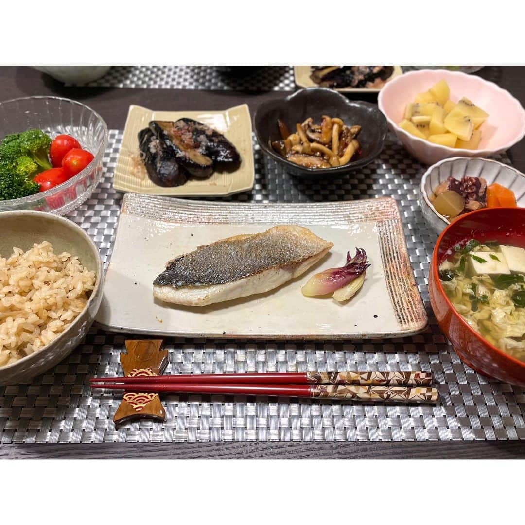 真野恵里菜さんのインスタグラム写真 - (真野恵里菜Instagram)「🍽 #いつかの夕飯 お肉がメインの日🍖 ・豚ロースときのこ炒め ・ちりめん山椒と豆腐の和風サラダ ・ゆで卵 食べるラー油乗せ ・パプリカと人参のきんぴら風 ・ほうれん草のお浸し ・梅納豆 ・白米 ・お味噌汁 . . お魚がメインの日🐟 ・へ鯛の塩焼き 茗荷添え ・ブロッコリーとトマト ・茄子の焼き浸し ・きのこの甘辛炒め ・タコと大根と人参の煮物 ・鶏肉とゴボウの炊き込みご飯 ・モロヘイヤスープ ・ゴールドキウイ . . いつもお世話になっている スペインに住む日本人農家さんからお野菜が届くと 料理のモチベがいつも以上にUPします🍽 日本の茄子や大根はやっぱり食べ慣れた味だからほっとする☺️ スペインに住んで初めて茗荷が手に入ったので お味噌汁の薬味にしたり酢の物に足したりと いろいろな食べ方で茗荷を楽しんでます！！ . . 秋になるとスペインのスーパーも きのこがたくさん並ぶので 我が家はきのこを使った料理が増えます！ 食欲の秋って作るのも食べるのも楽しい🤭 来月のレシピ連載はきのこを使ったレシピにしようかな〜！ #まのごはん #海外生活 #食欲の秋 #我が家の食卓 #献立 . . 実は密かにアイコン変えました🫣」10月11日 18時46分 - erinamano_official