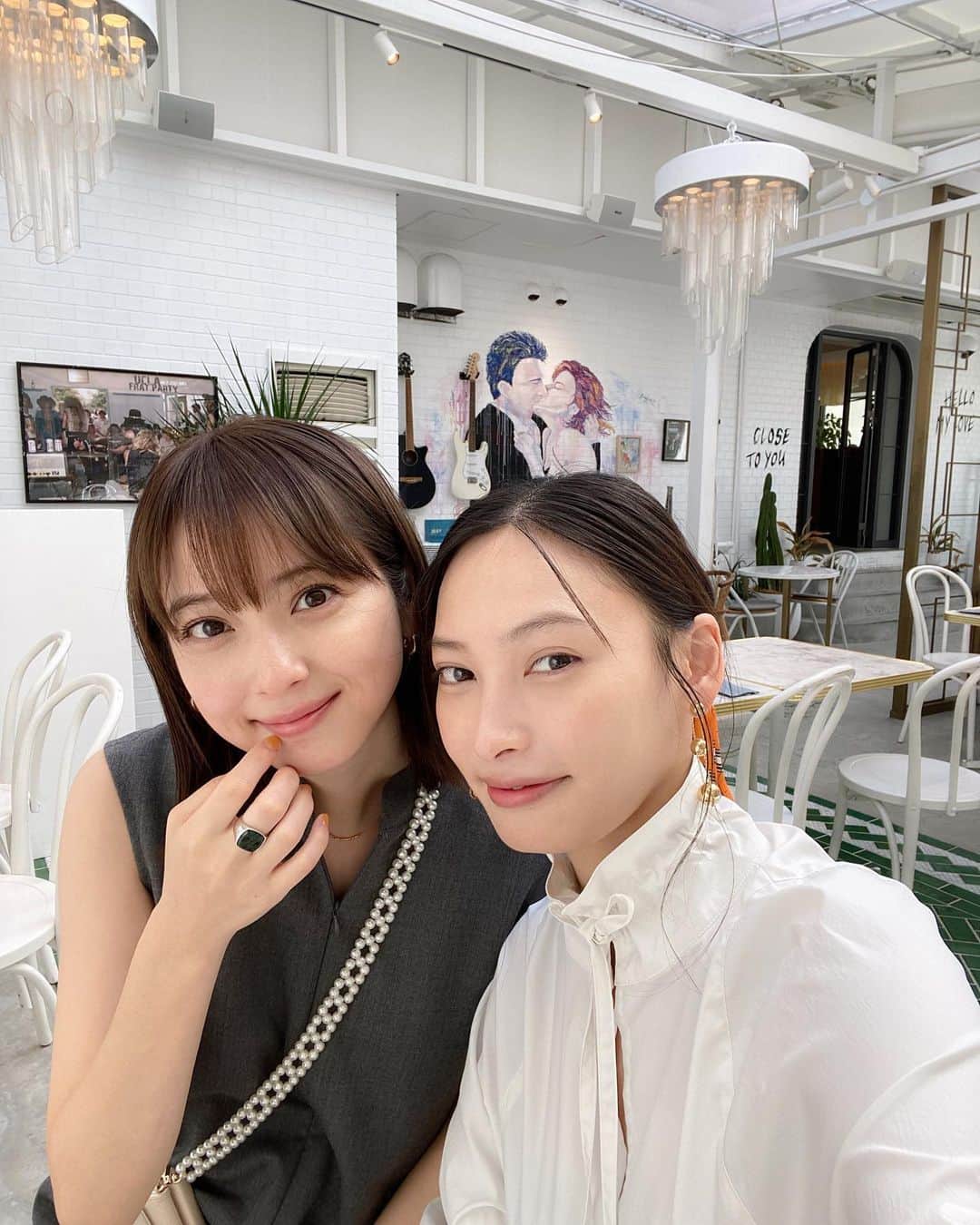 大政絢のインスタグラム：「三人でランチ🍽  子供たちも一緒に👶🐶  なおちゃんの愛犬殿は実はなちゅの弟なんです💕」