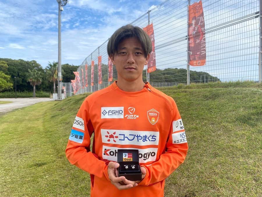 高井和馬のインスタグラム：「明治安田生命　J2リーグ KONAMI月間ベストゴールを頂きました⚽️🏆  周りの皆さんに感謝しています！」