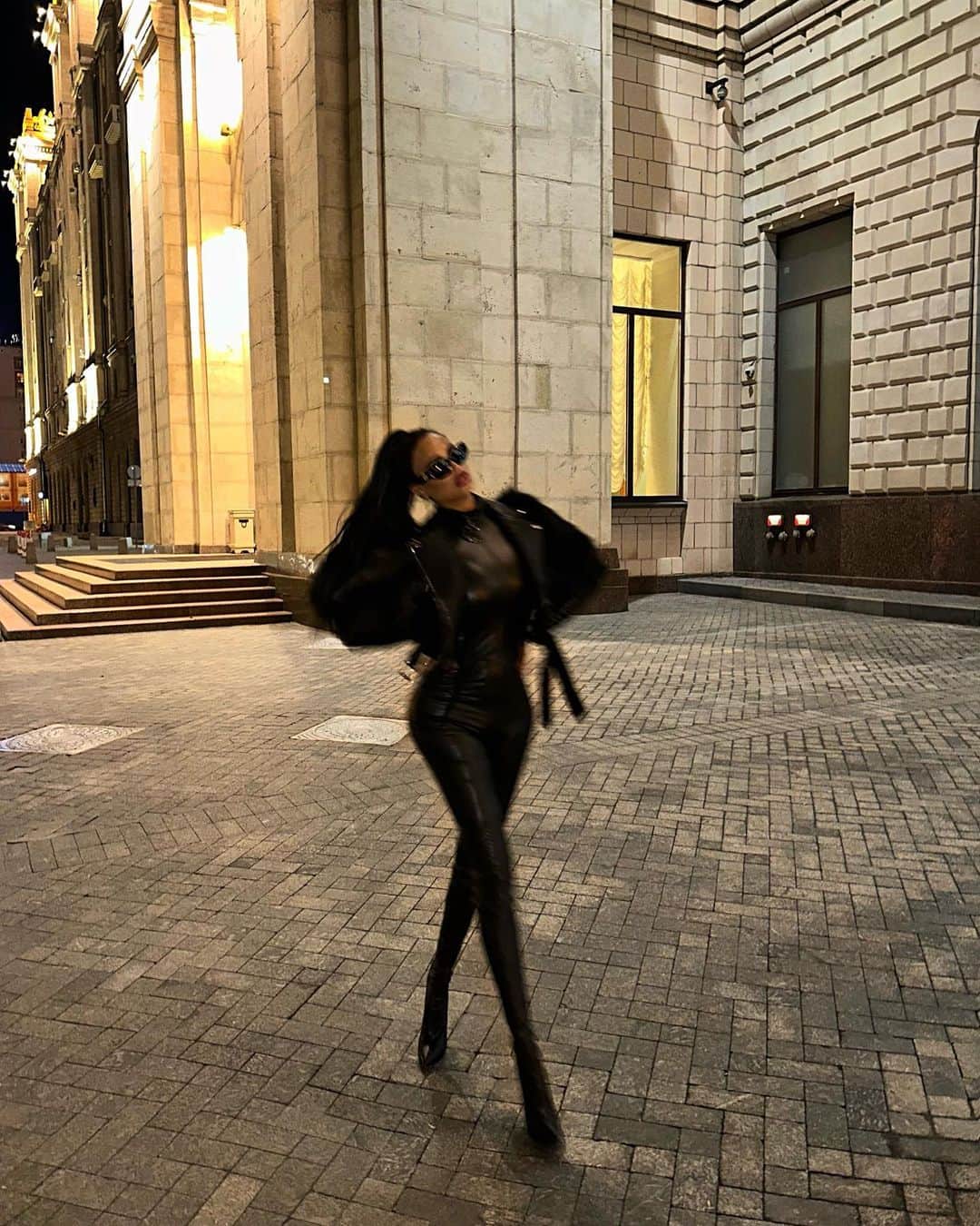 Nita Kuzminaのインスタグラム：「(листайте фото)  Давать или не давать на первом свидании!? 🫦 Много споров ходит на эту тему. Кто-то думает, что заниматься сексом с малознакомым это беспринципно, кто-то наоборот ищет ярких эмоций/ощущений от встречи. Лично Я очень положительно отношусь к интиму на первом/втором свидании. Я не из тех женщин, кто строит из себя «целку», и для кого важно чужое мнение. Я гедонист по жизни, и живу эмоциями во имя наслаждения и если на первом свидании хочу парня, то я обязательно «попробую» его! Люблю честность, особенно честность перед самой собой. И поверьте большинство самых крепких отношений строятся как раз изначально на шикарном сексе, т.е. из просто секса вытекают отношения. И тут такой момент, если мужчина в вас влюблён, то он в любом случае будет за вами ухаживать, независимо был ли секс на первом свидании или он произошел через месяц/год! Да, бесспорно, мы все разные и с разными принципами, и вообще каждому свое, поэтому Я выражаю именно СВОЮ точку зрения. Но знайте, что никто вас не осудит за то, если вы начнёте жить ДЛЯ СЕБЯ, а не в УГОДУ КОМУ-ТО, с синдромом «хорошей девочки», потому что, если жить в угоду, для того, чтобы тебя хвалили какая ты «правильная», а в глубине души ты похотливая сучка, то рано или поздно вы сломаетесь и будете глубоко несчастны и одиноки. НЕ ПРЕДАВАЙТЕ СЕБЯ!  Ещё мне нравится, чтобы секс происходил как можно раньше по причине того, что ты сразу понимаешь твой это человек или нет, подходит ли он тебе по энергетике, темпераменту, физически, по запаху, ведь это играет огромную роль, если ты уважаешь себя и не хочешь терпеть то, что тебе не по вкусу. А то представьте, у вас только через год происходит секс, а там полный ноль, эмоции в моменте пропадают, тебя от человека «отпускает», и какое от этого будет разочарование, сколько времени потрачено впустую, а ведь вы могли найти кого-то интереснее. Я говорю о тех, для кого секс в отношениях важен, и уверена вас большинство! Отношения без хорошего качественного секса - полная скукота, сплошная бытовуха, и измена на измене.  А вы что думаете по этому поводу!?  __ • Кожаный комбинезон @molo.jay.b  • Питоновая куртка @exoticstudio_python」