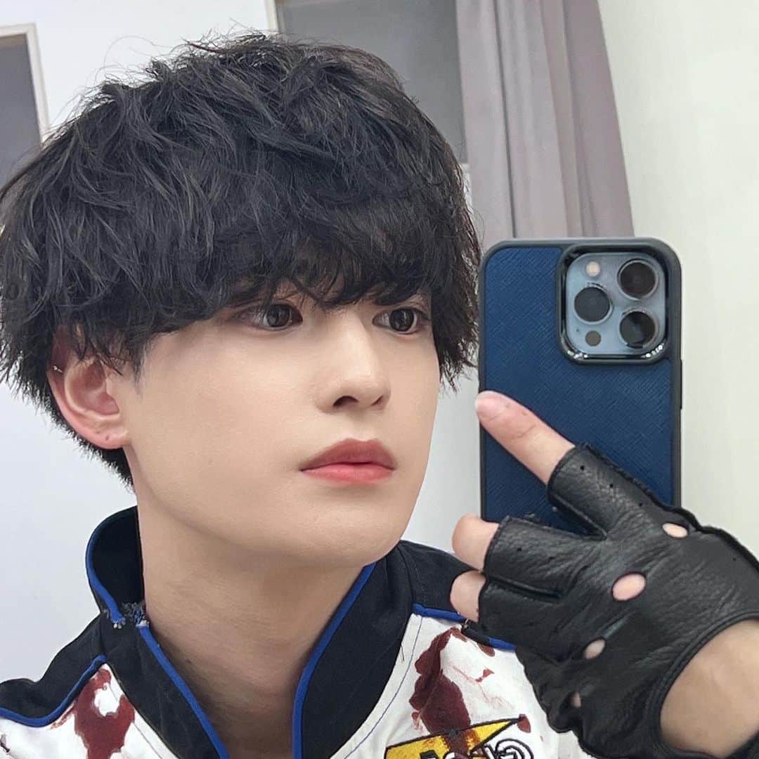 水原匡也のインスタグラム：「再投稿ですまん！ レーサーになりました😇 時速400キロ出してぶいぶいいわすぞ！ ブイブイ✌️#ハロウィンコスプレ」