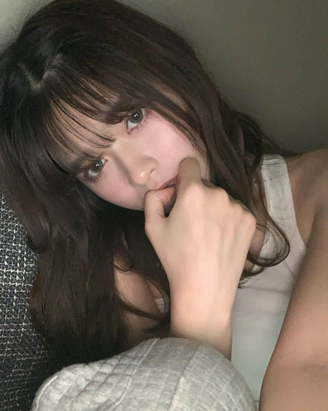景井ひなのインスタグラム：「_ 歳を重ねるたびに前よりガーリーな服装や物を好んだりして、いつまでも女の子マインドでいたいし大人な女性とも思われたいなんて我儘かな？なんて思ったりするけど、 結局は人から見られる自分よりも 死ぬ間際振り返った時に素敵だったって自分自身で誇れる様な人でいれたらそれで満足じゃんって思って好きに生きちゃう🌙💦今日もみんなお疲れ様🌙」