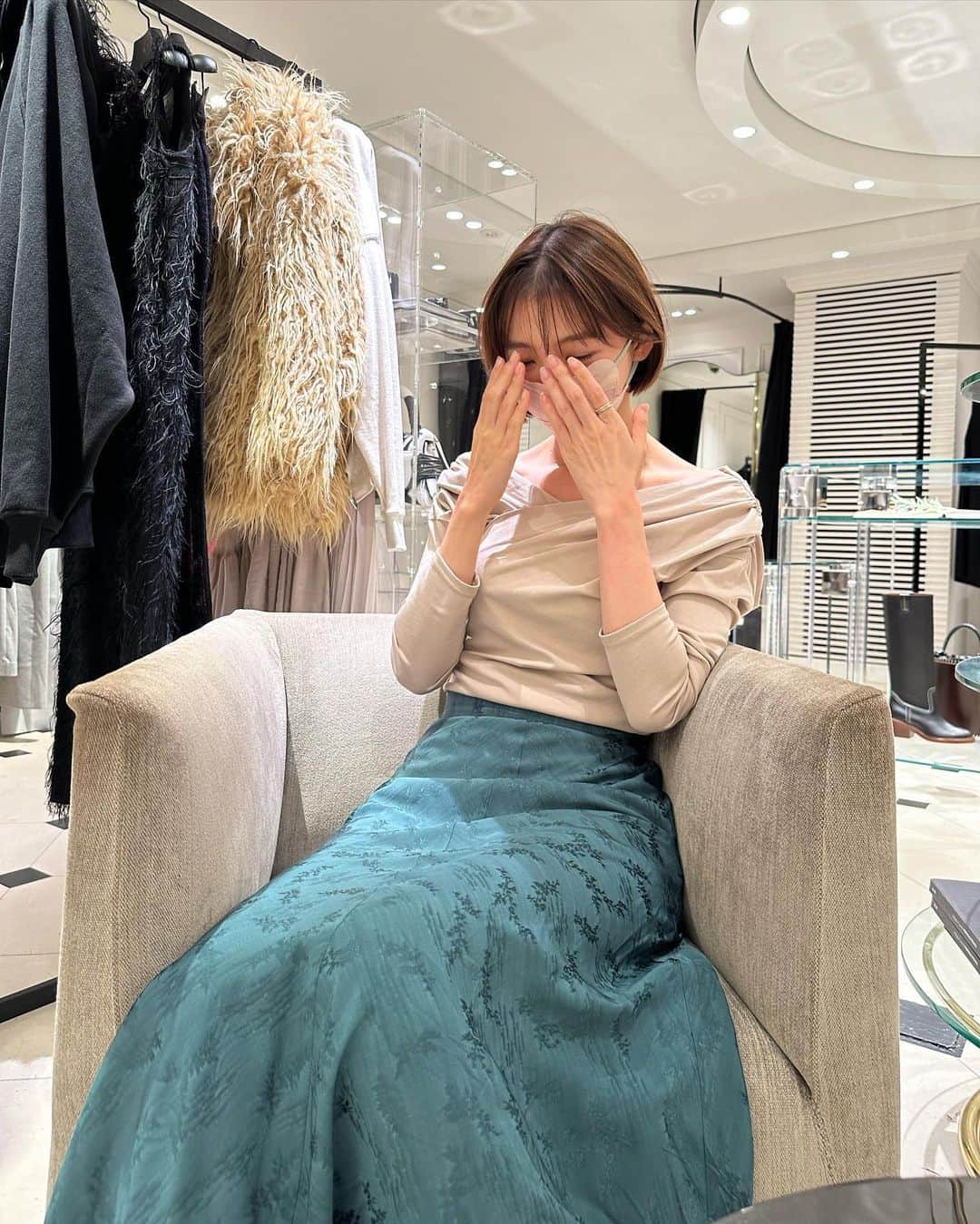 篠田麻里子のインスタグラム：「打ち合わせ日✨ にゃんさんから🎁のtops 可愛すぎてグリーン合わせてみたよ✨  @herlipto   tops @herlipto  skirt @moussyofficial  bag @dior   #秋コーデ#marikoday#ootd」