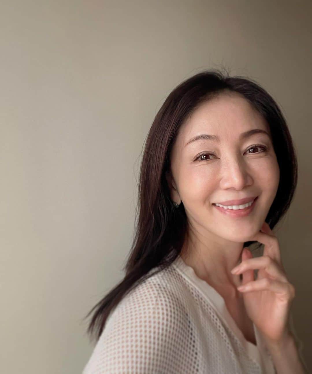 坂村かおるのインスタグラム：「今日は、爽やかな秋晴れでしたね☀️でも、ちょっと気温が高かったかな💦 ・ 衣替えをしょうと思いましたが、まだ早いかもね‥😓 ・ 気温差が激しいので、皆さんご自愛くださいね☺️ ・ ・  いつも「いいね！」を頂きありがとうございます。 皆さんのコメントに元気を貰っています😊  #クィーンオブ美魔女 #team美魔女 #美ST #坂村かおる #トータルビューティーアドバイザー #美しく老いる #バランス #美容 #コスメ #ファッション #今日のコーデ #トータルバランス #お洒落な人と繋がりたい #コスメ好きな人と繋がりたい #美意識高い人と繋がりたい #美魔女 #美魔女が変わる #アップデートしてる人と繋がりたい #自分らしくアップデート # #」