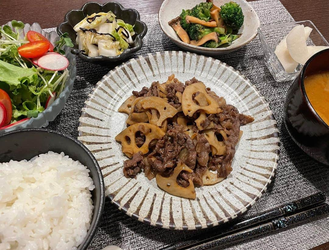 丸高愛実さんのインスタグラム写真 - (丸高愛実Instagram)「🍚💓  #いつの日かのごはん #蓮根と牛肉の甘辛炒め #ブロッコリーとエリンギのバター醤油炒め #白菜の塩昆布和え #サラダ #ごはん #梨 #丸高ごはん」10月11日 19時41分 - marutakamanami