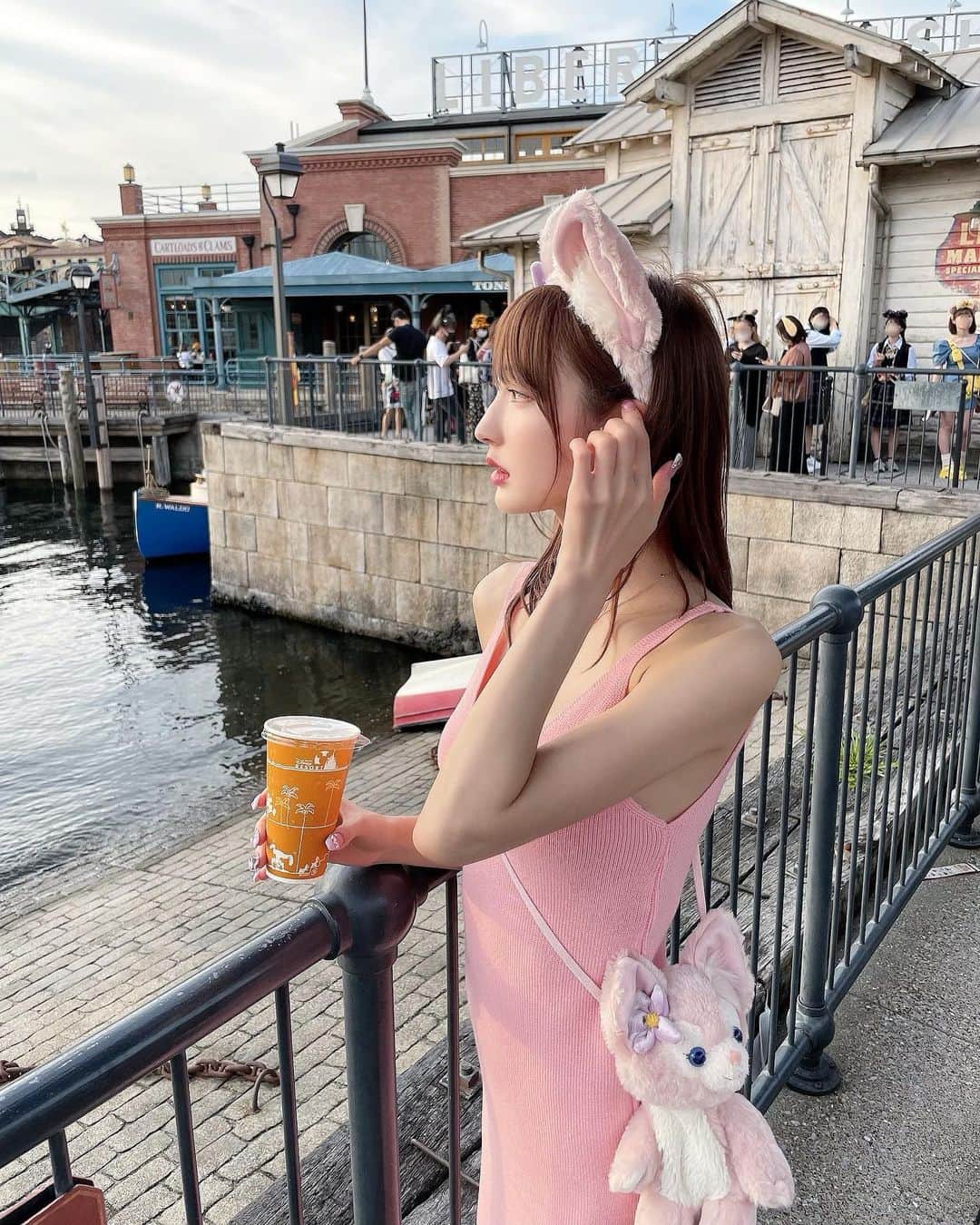 森田由乃のインスタグラム：「_ リーナベルポシェット愛おしすぎて ぶら下げて歩くの幸せだった…🦊🐾💖💭 . . これで近所のスーパー買い物とか行っちゃ だめかな。。だめか🥺🥺 . . . また写真選ぶのめんどくなって 色々載っけてみました🥺照 . . . . . #リーナベル#リーナベルコーデ#リーナベルグッズ #ディズニーカチューシャ#ディズニーコーデ#dハロ #ディズニーハロウィン#ニットワンピ#ピンクコーデ #tokyodisneysea#tokyodisneyresort#disneysea  #disney#東京ディズニーシー#ディズニーシー  #ディズニーバウンド#秋コーデ#ノースリーブ #japanesegirl#instagravure#日本的#奶#그라비아」
