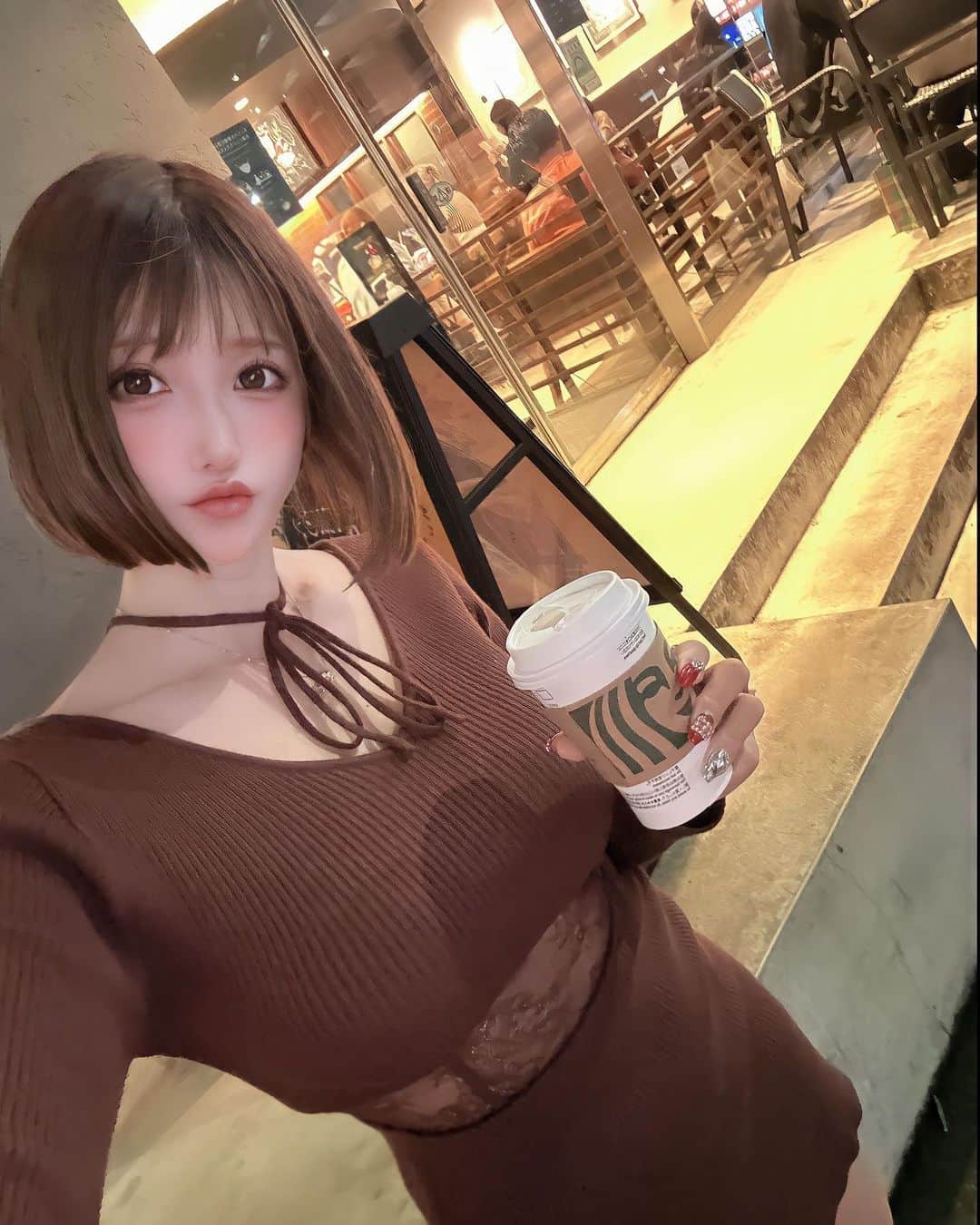 明日花リナのインスタグラム：「寒いからホットにしたよ🐇🤍 肌寒くて寂しく感じるこの季節がいちばんすき💞🍁 #ホットホワイトモカ#starbucks」