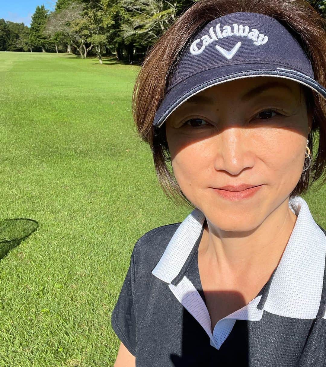 のインスタグラム：「ここ長い間、仕事休みに論文書く苦しい日々に自分自身を無駄に追い込ませてましたが。  ようやく仕事休みには休みらしいリフレッシュが可能な人生。  しみじみありがたく。  #ゴルフ #リフレッシュ」