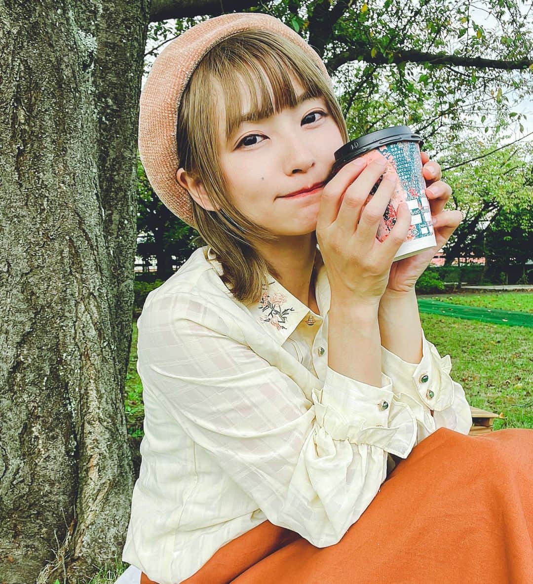 コトリッチのインスタグラム：「秋のピクニック  //  秋と春の気持ちの良い天気の日 全体を通してみるとすごく少ないので、とても貴重だと思うのです。  今日は朝から「これは貴重な最高の日では！」と思って　予定をまるっと変更してピクニックを開催。  気持ちの充電。贅沢な時間を作る。 めちゃ大事だなって思いました。  今週もゆっくりがんばろー！  #ピクニック　#秋空　#秋ファッション　#公園デート　#スクリーンに恋して」