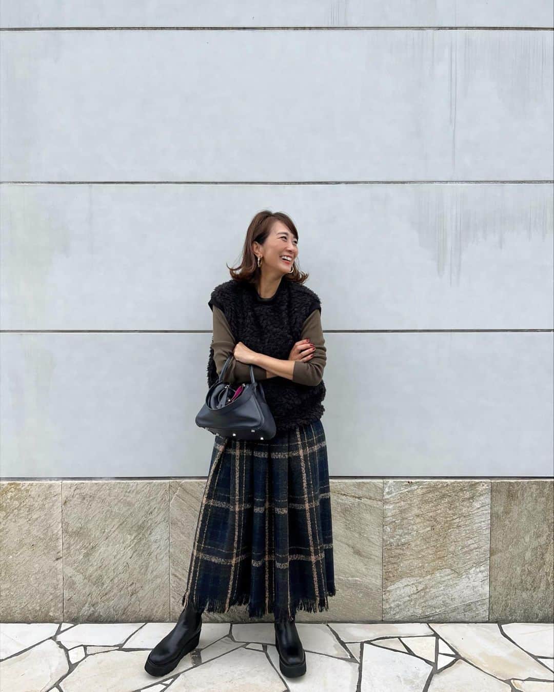Mai Wakimizuのインスタグラム：「秋冬ならではのボリューム感を出してくれるもこもこちゃんベスト♡厚手のニットをレイヤードしても着膨れ感が出ずただただコーディネートを格上げしてくれる♡リブ合わせがカジュアルダウンになってデイリーに使いやすい！そして軽くて暖かい＼(^o^)／車移動の多い方に是非お勧めです♡ #wakkinstyle#coordinate vest:#linkable @linkable_official(今週13日〜予約販売) skirt:#linkable @linkable_official(popup先行発売予定)」