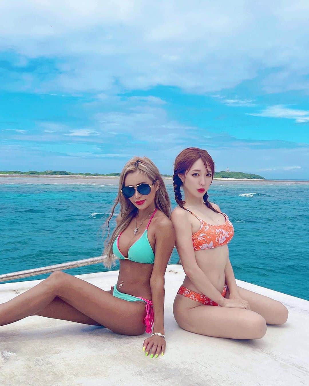 のインスタグラム：「【 情報解禁 】  ギャルイベント開催👙🌴🌺  沖縄でみんなで船上パーティーしましょ❤️  11月6日(日)10:00〜16:00  チケット🎫 16000円    那覇市沿岸漁協発→神山島周辺に行きます🏝  ♦︎ツアーについてるもの  ・ランチ（タコライス） ・シュノーケリング ・JETメニュー乗り放題 （バナナボート・マーブル・スリラーetc）  チケット購入時に【おりさ】と記入してね❤️  先着順になるのでお早めに✨  絶対楽しい🥺❤️わくわく❤️  予約や詳細はストーリー、ハイライト見てね✨    #okinawalove#japanese#japan#tabijo_okinawa#okinawa#okinawatrip#okinawagram #ギャル#船上パーティー#船#アクティビティ#水着#水着ギャル#ビキニ#ビキニギャル海#ビーチ#沖縄#沖縄観光#沖縄旅行#沖縄移住#沖縄生活#タビジョ#トラベラー#リゾート#旅行#国内旅行#女子旅#島巡り#神山島#離島」
