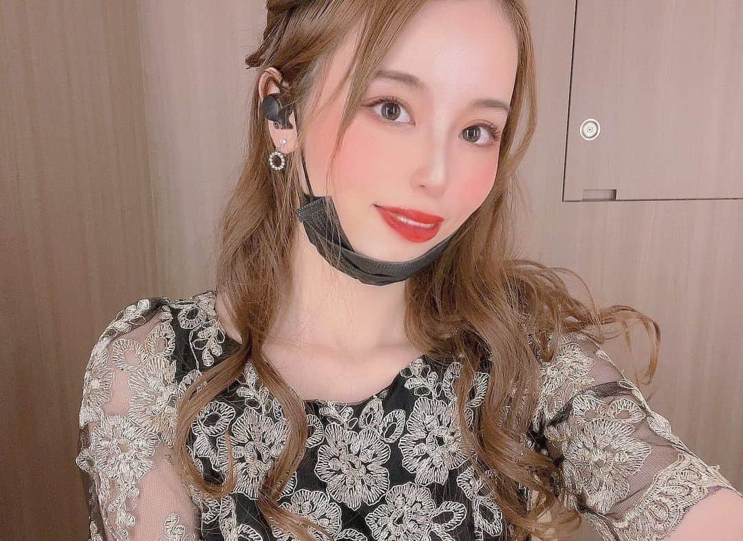 和田真里のインスタグラム：「歴史ある素敵なクラブに在籍をしています🌹🍇 ホステスの私に会いに来てねʕ๑'ㅅ'๑ʔ‧˚✨ ． #温泉モデル #水商売  #温泉女子 #温泉好きな人と繋がりたい  #銭湯 #露天風呂  #混浴 #混浴露天風呂 #野湯 #秘湯  #camera #photo #travel #YouTube  #一人旅 #旅好きな人と繋がりたい #旅スタグラム #銀座 #銀座ホステス #銀座クラブ #六本木 #歌舞伎町  #キャバクラ #ラウンジ嬢 #スナック #ガールズバー #ホステス #会員制  #crewのそんな1日 #わだまり ☺︎︎︎︎」