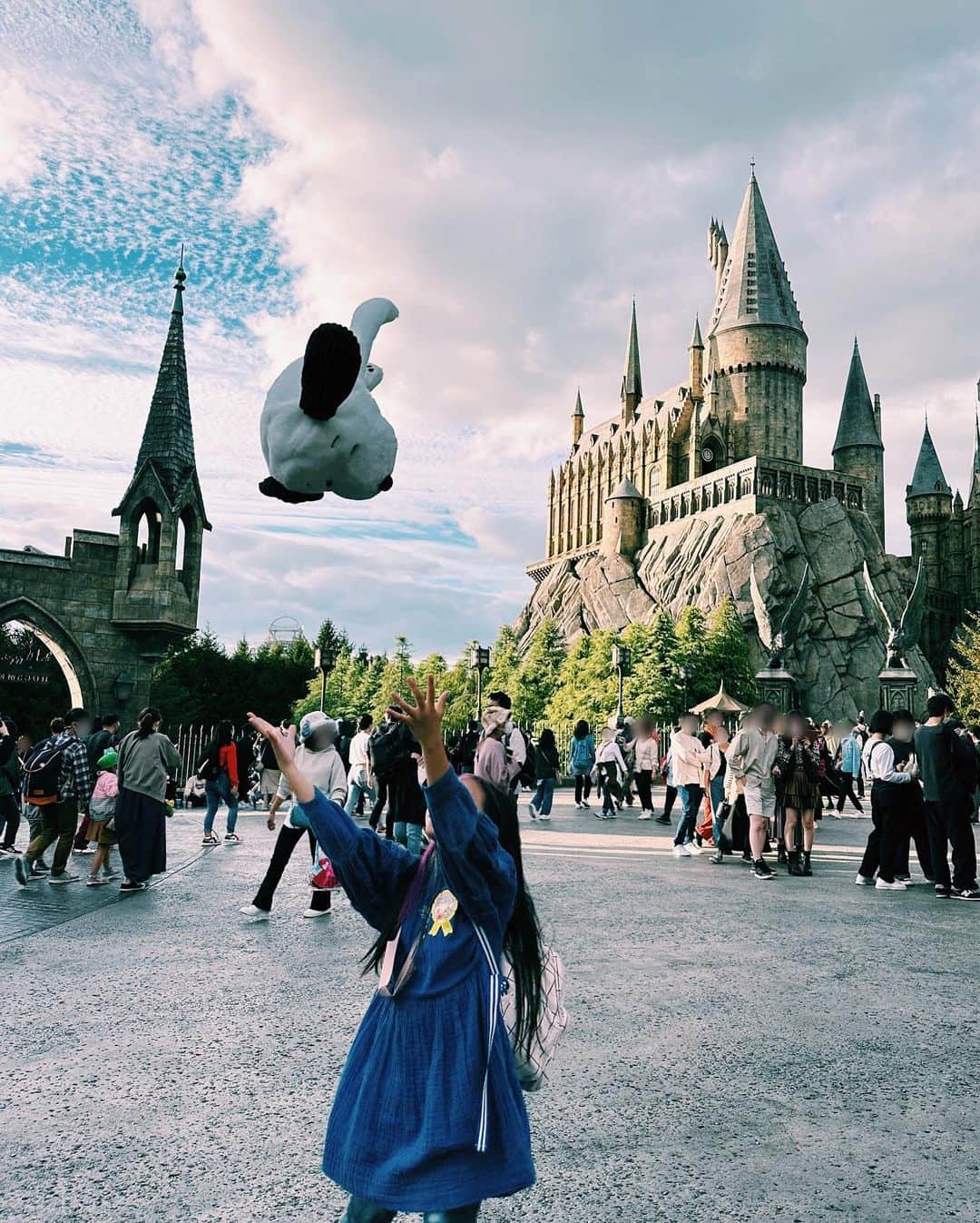 ベビちぃ。のインスタグラム：「今日は家族でUSJに行ってきたよ🥳 念願のニンテンドーワールドに行けて、アトラクションもたくさん乗れたよ❣️ 私はエルモのゴーゴースケートボードが1番好き💗」