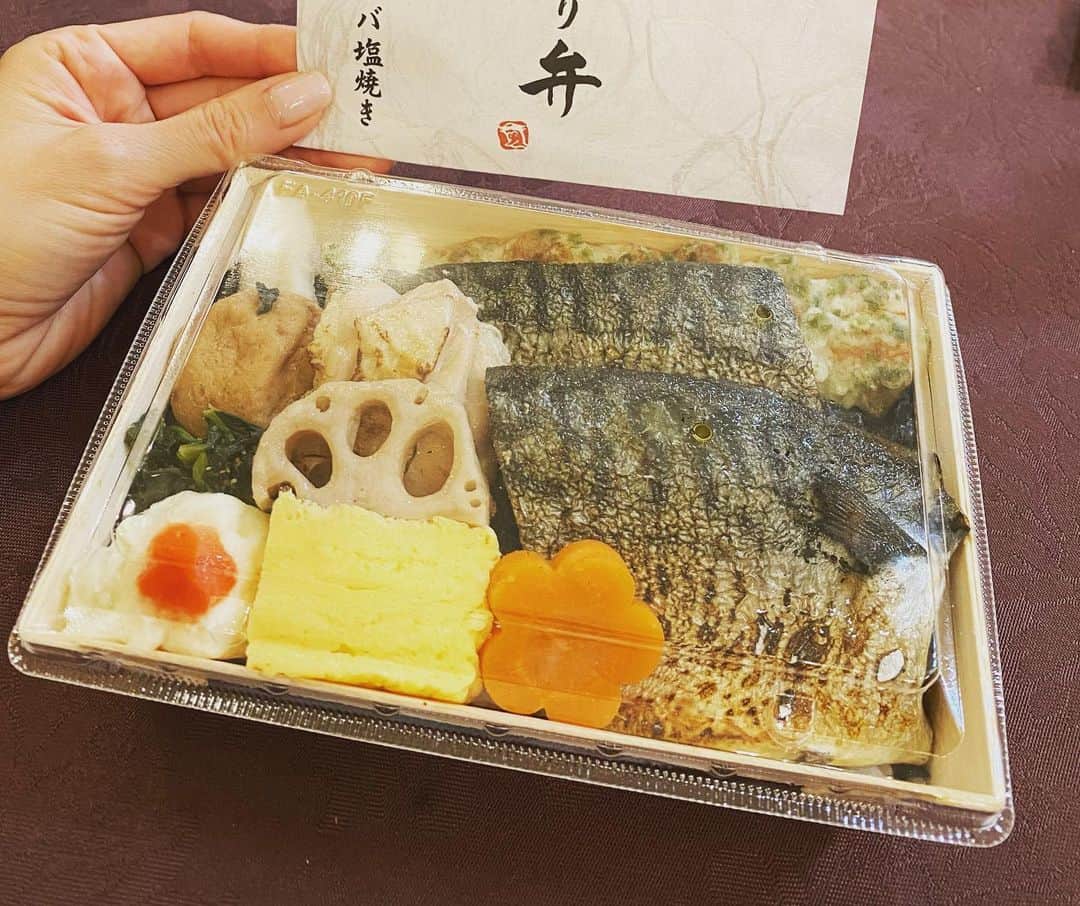高岡早紀 さんのインスタグラム写真 - (高岡早紀 Instagram)「お弁当がとっても美味しい現場。 最高っっ  #我らがパラダイス　#のり弁」10月11日 20時51分 - saki_takaoka