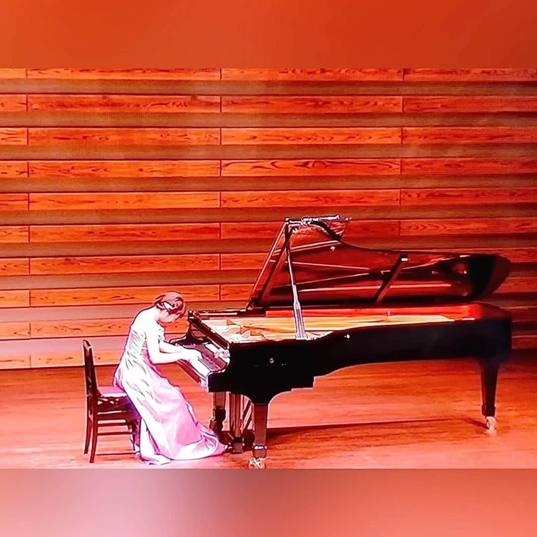 花田優里音のインスタグラム：「#演奏動画 🎹 久しぶりの投稿になりました 元気です💃 ここしばらくは、高校卒業後のために 色々考えたり動いたりしていました。 少し撮影もあったり大きな学校行事もあったり なんだかバタバタしていましたが、 大雨の影響で途中で動けなくなった新幹線の中で どうにもできず車内泊で17時間以上過ごした後 ボロボロの妙なテンションでコンクールに駆け込み 無事に弾けたのが この夏のハイライトです。 この曲は、ずっと載せる載せる詐欺状態だった フォーレのノクターン5番、最後の部分です。 恋してるような甘いところや 懐かしむようなあたたかいところや 不安で心が揺れ動いているところや 激情に溺れているようなところ… 曲の中には途中色んな場面が出てくるのですが、 この最後には 今日どんなことがあった人もどんな気持ちの人も 空を見たら星が綺麗であたたかい布団があって 大丈夫大丈夫安心してまどろんでゆっくり寝てね というようなゆったり包まれる感じがして、 好きなのです。 あっという間に寒くなってきましたね。 スイーツと三角チョコパイと肉まんの秋ですね😋 . #久しぶりすぎ #元気ですか #元気ですよ  #新幹線では非常用の水と #なんかそういう時用の特別なカロリーメイトを  #配ってくださったよ #救われたよ  #フォーレ #faure #ノクターン  #ピアノ #piano #lovepiano #playpiano #dress  #インスタピアノ #instapiano  #インスタピアノ同好会 #ipdjp  #インスタピアノ同好会会員番号351番  #動画みてちょっと気になったんだけど #私スマホっ首じゃないかな  #あたたかくして  #元気に過ごしてね」